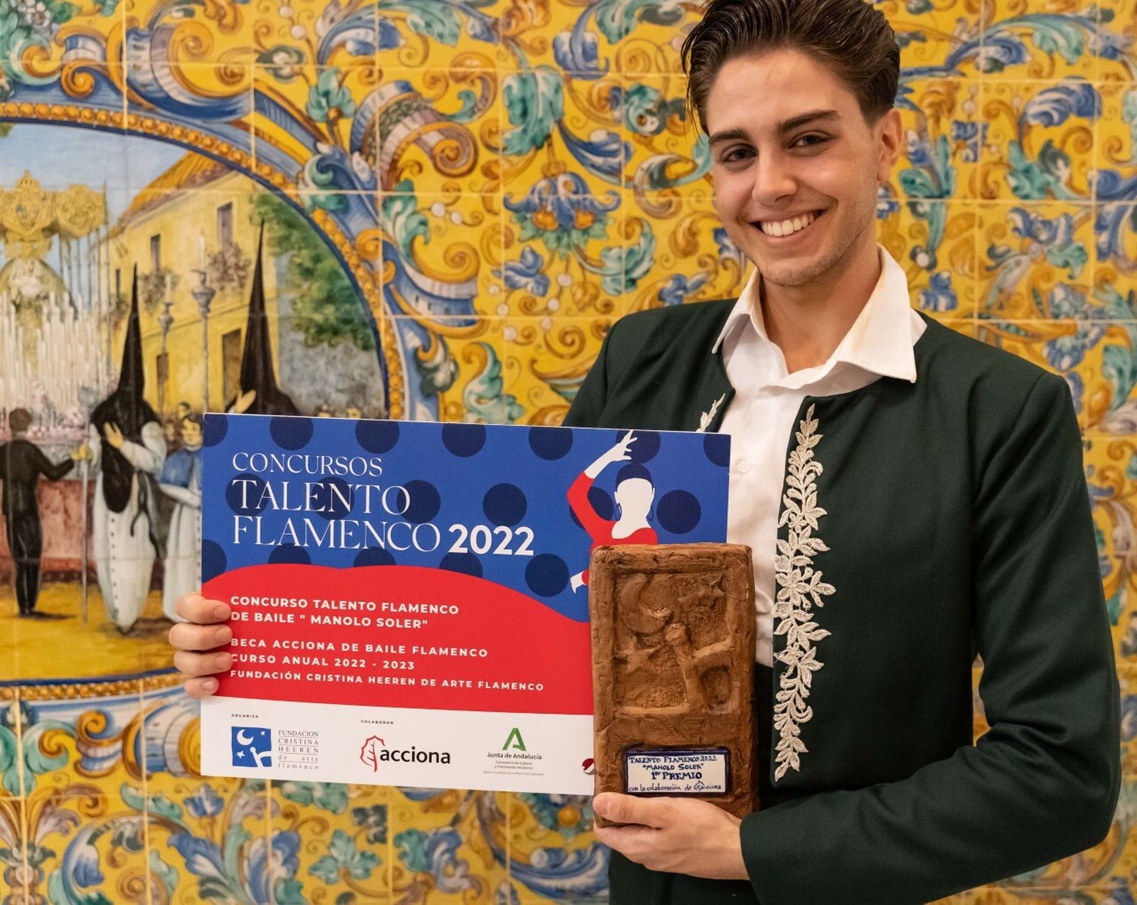 David Vargas posa con el primer premio y la Beca ACCIONA, una vez finalizado el acto.