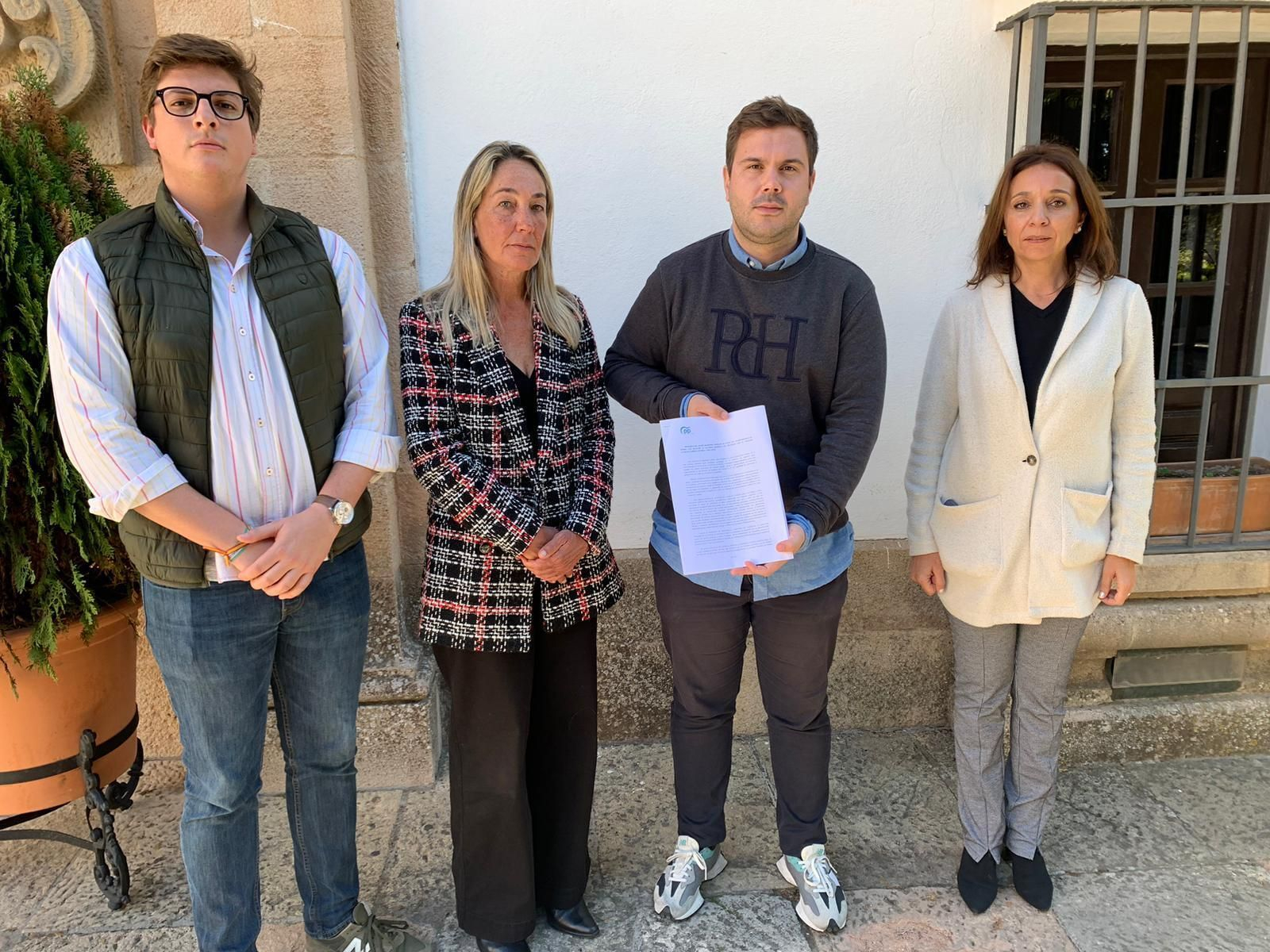 El portavoz del PP junto a varios de sus compañeros de formación.