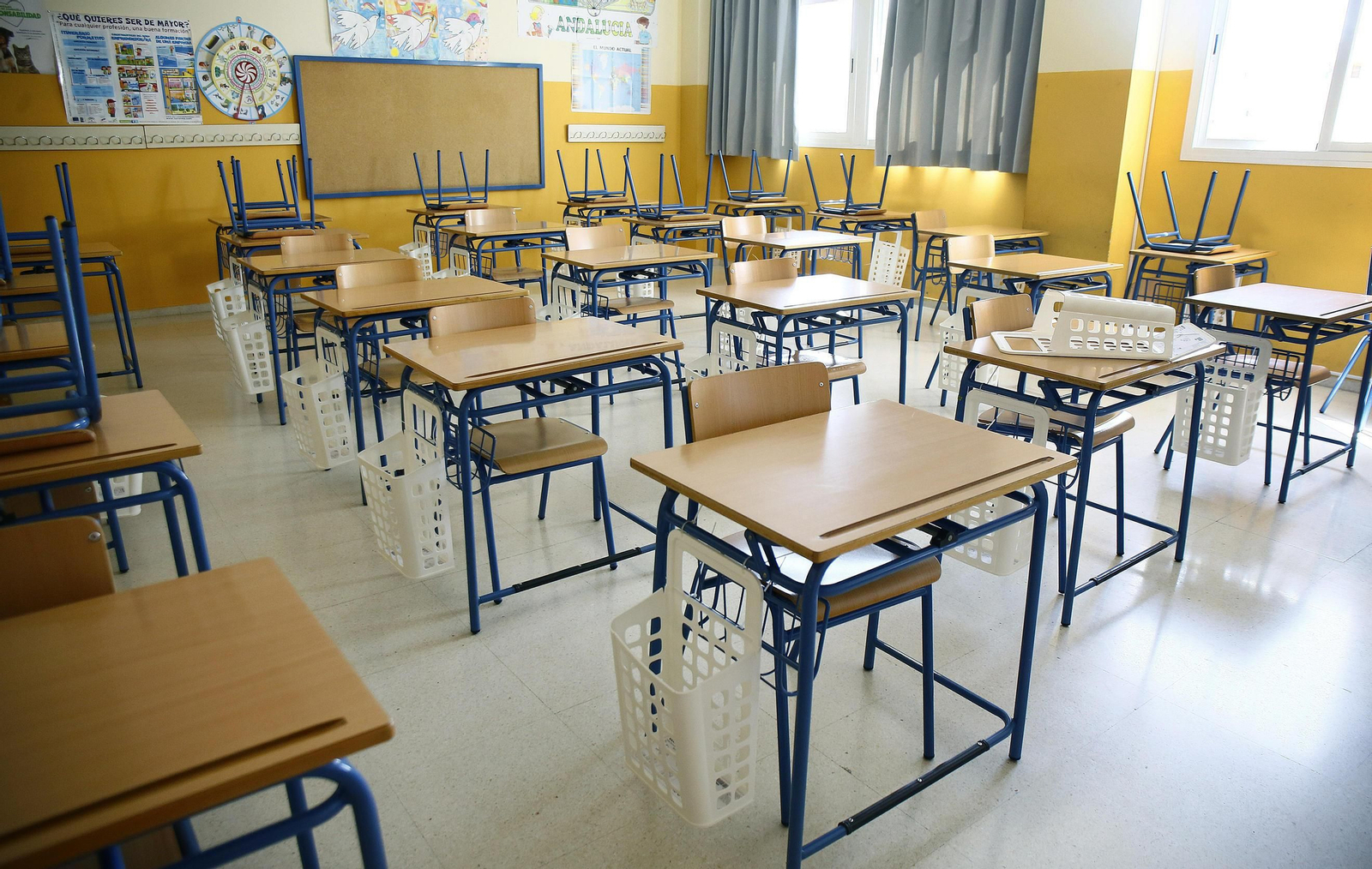 Una de las aulas del CEIP Félix Revello de Toro con cestas para los materiales.