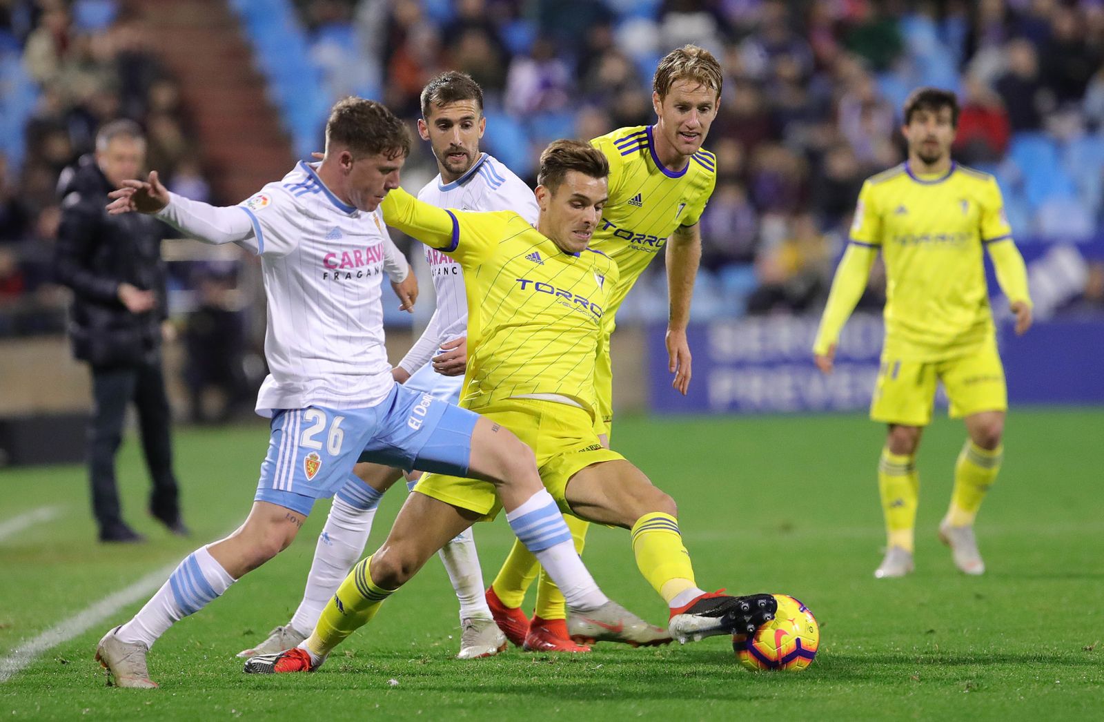 El zaragocista Pep Biel intenta cortar el avance de un jugador del Cádiz.