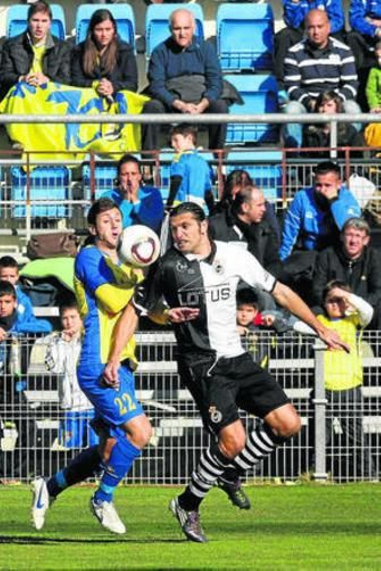 Alberto Merino pugna con un cadista en el partido del curso pasado.