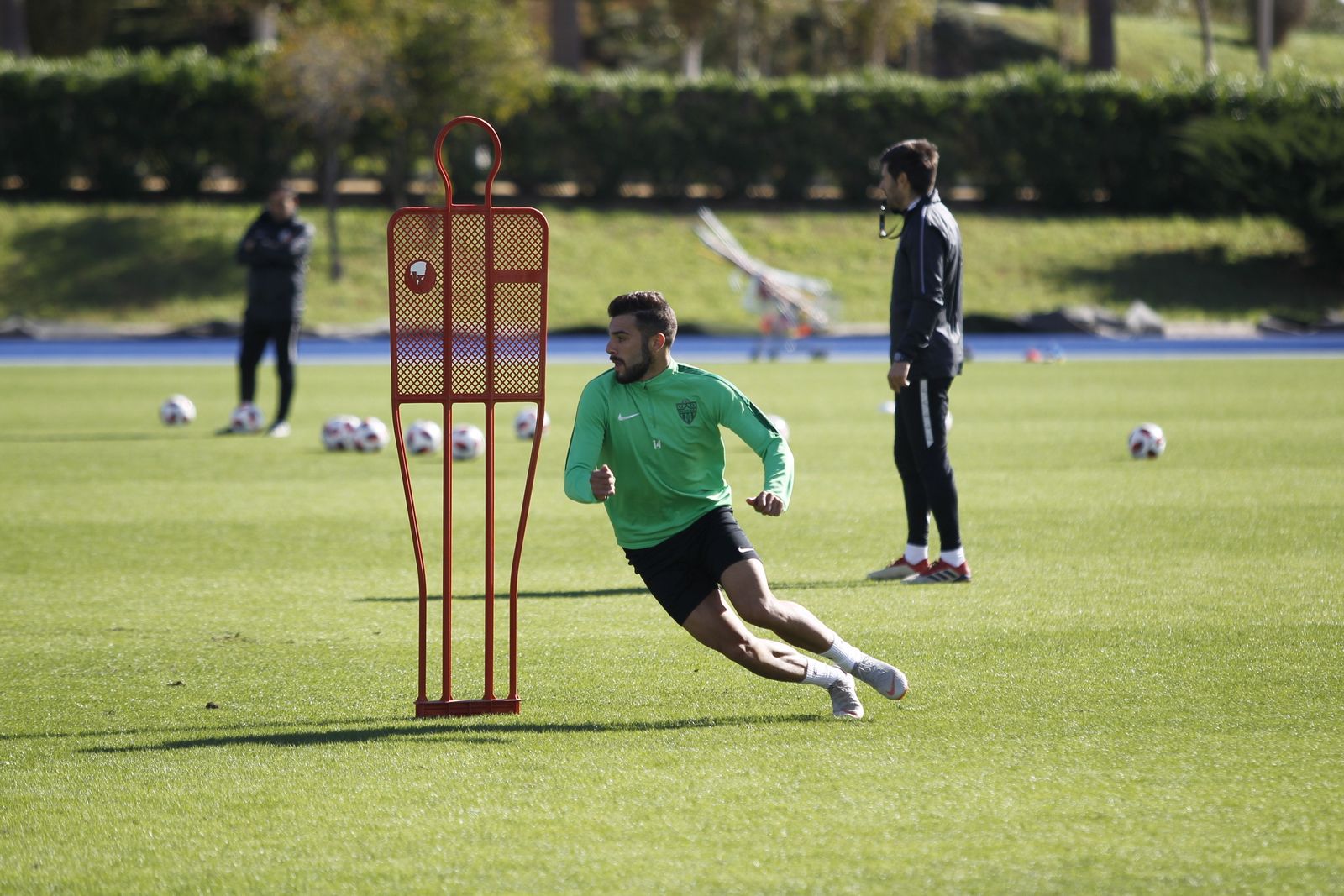Rioja finta un muñeco-barrera en una sesión preparatoria del recién concluido curso.