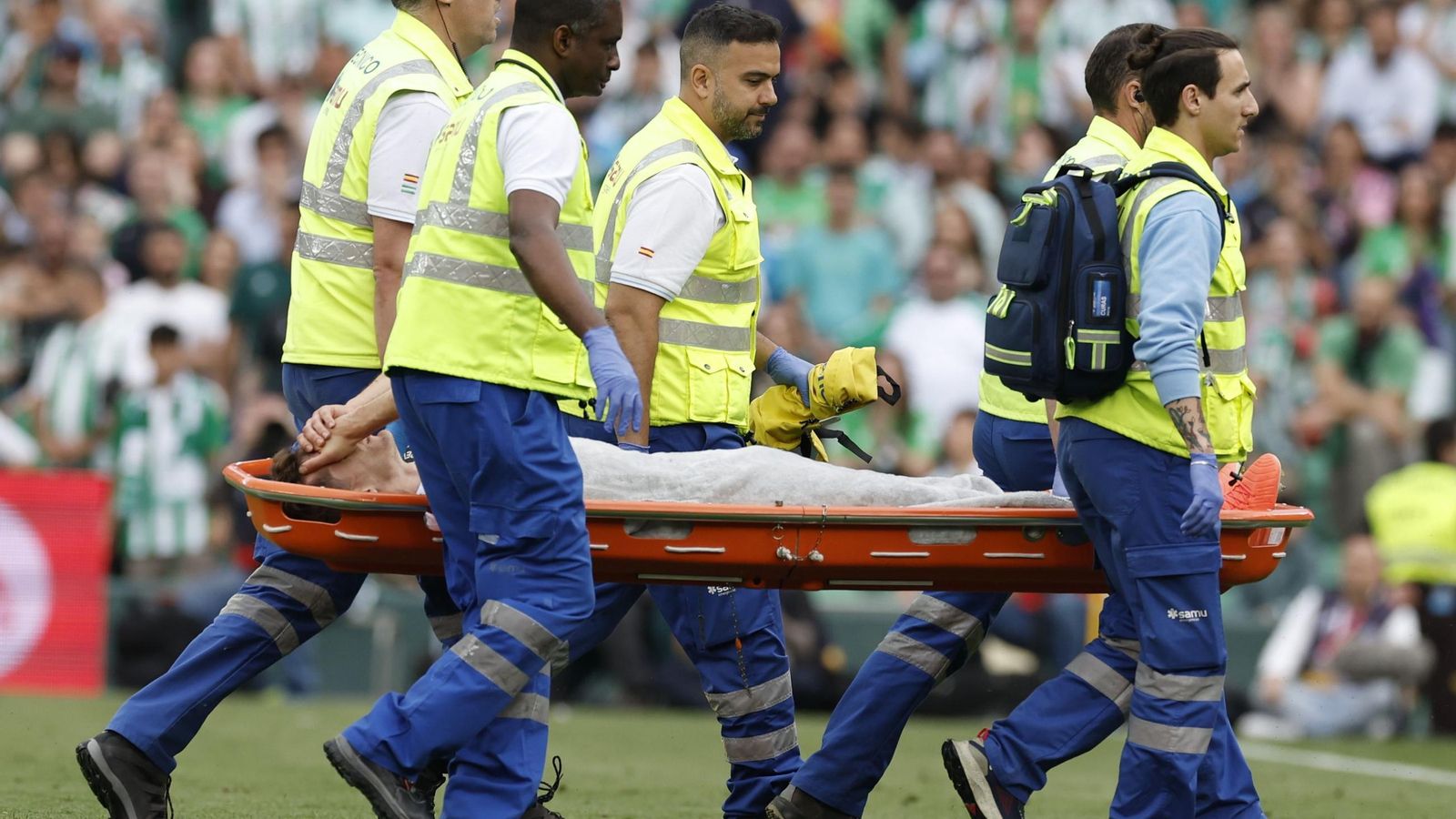 Diego Llorente es retirado en camilla tras no poder continuar jugando ante el cuadro de Marcelino.