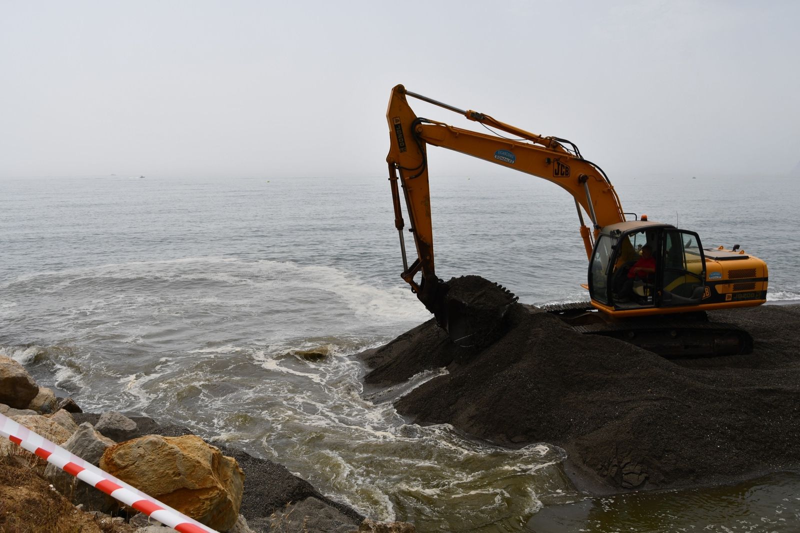 Una excavadora abre la desembocadura del río Guadiaro, este viernes.