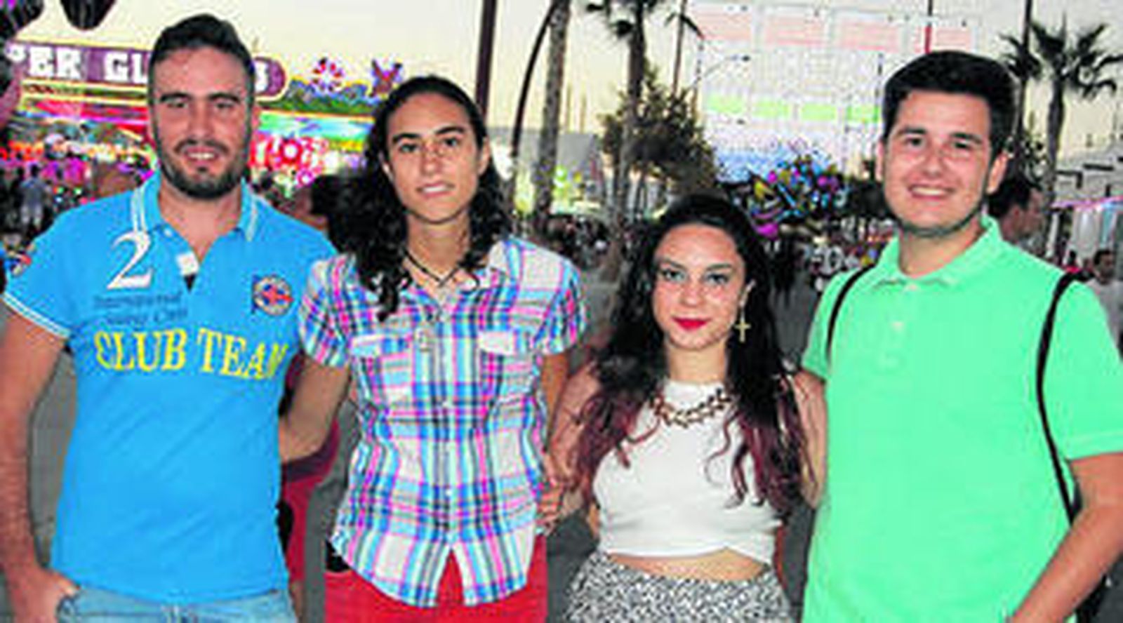 Jóvenes disfrutando la feria de una forma sana.