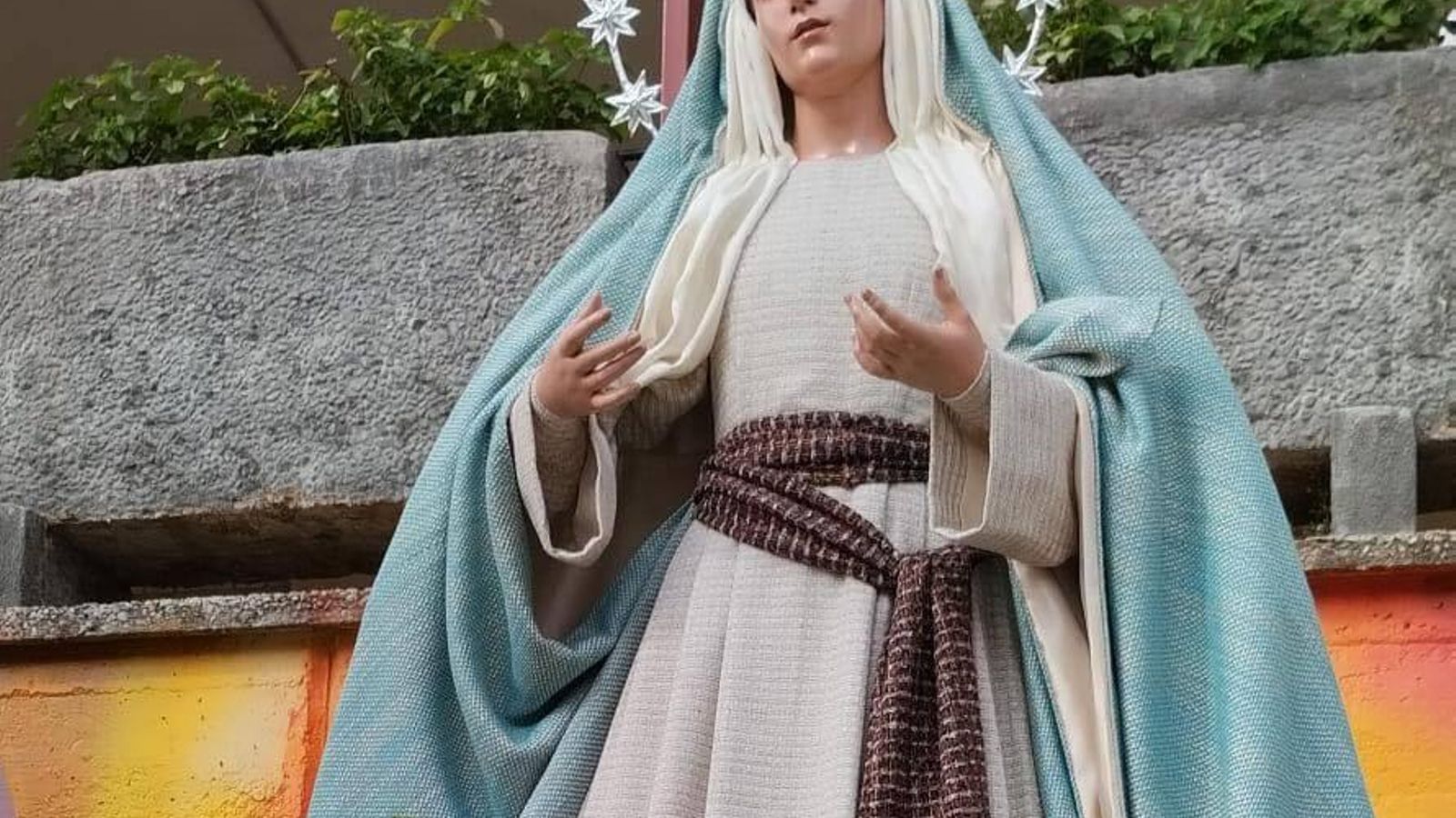 La Virgen del Amor durante uno de sus cultos en el colegio.