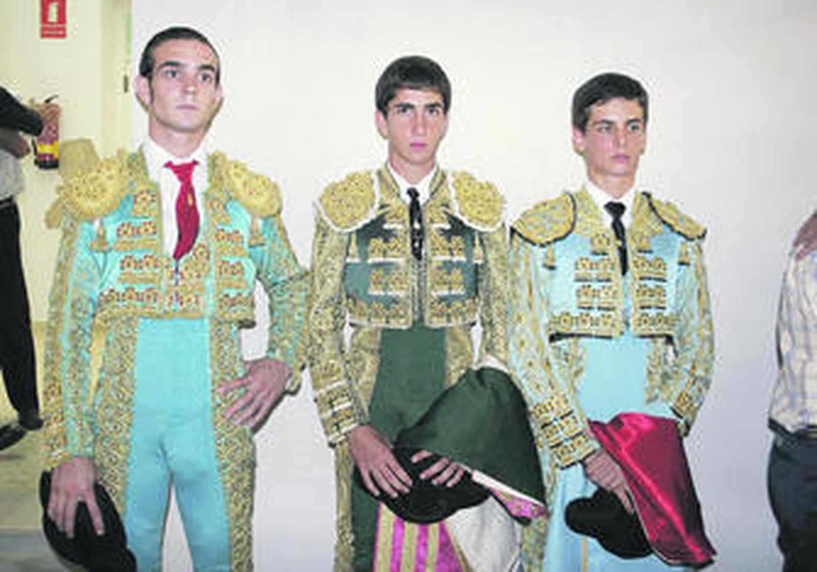 Emilio Huertas, Fernández Ramos y el ganador del certamen, David Galván, antes del paseíllo.