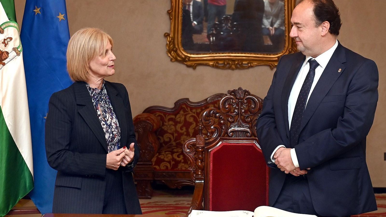 El rector de la UCA firma en el Libro de Honor del Ayuntamiento.