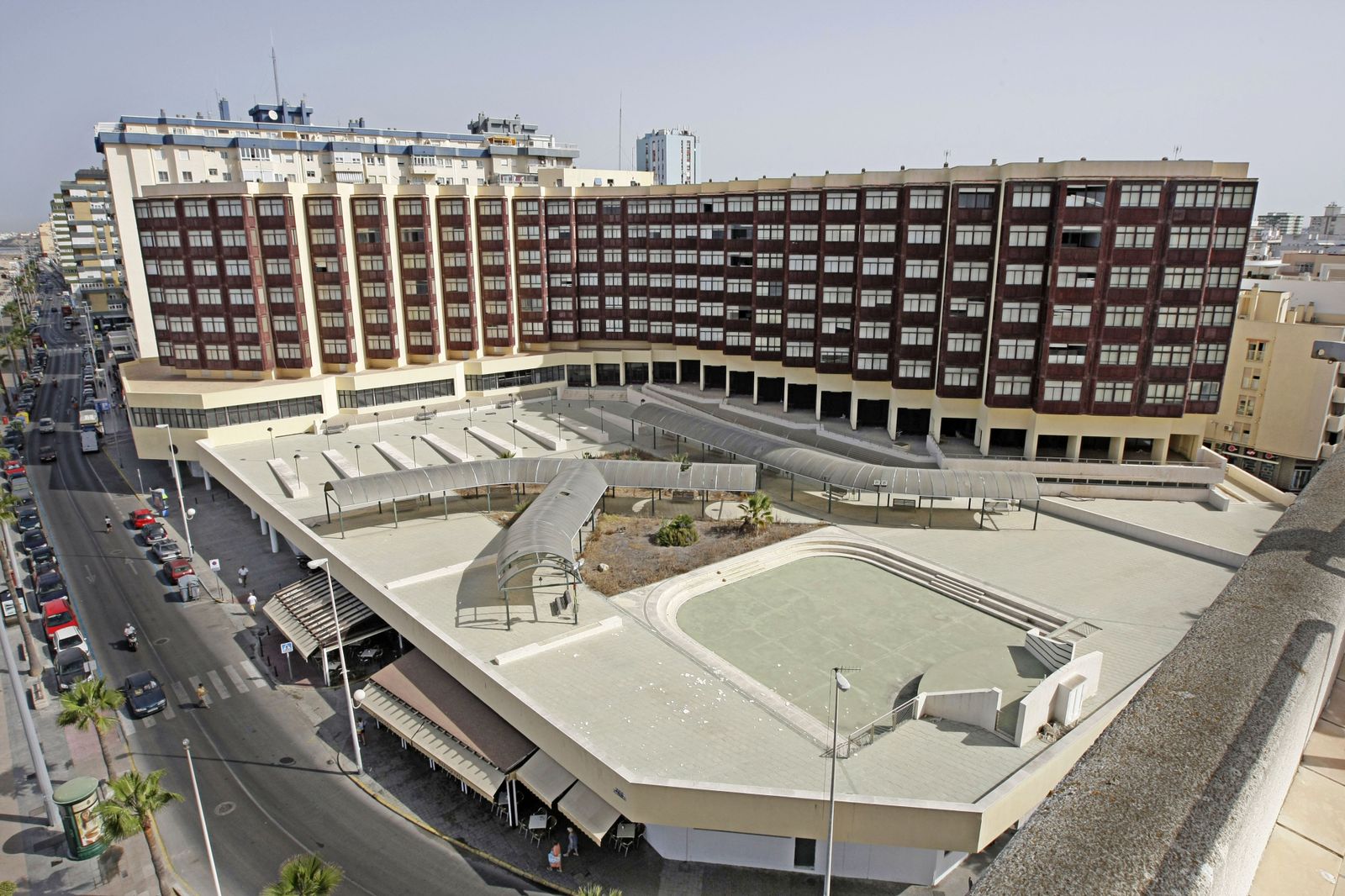 Una vista panorámica del viejo edificio con los locales de la planta baja en primer plano.