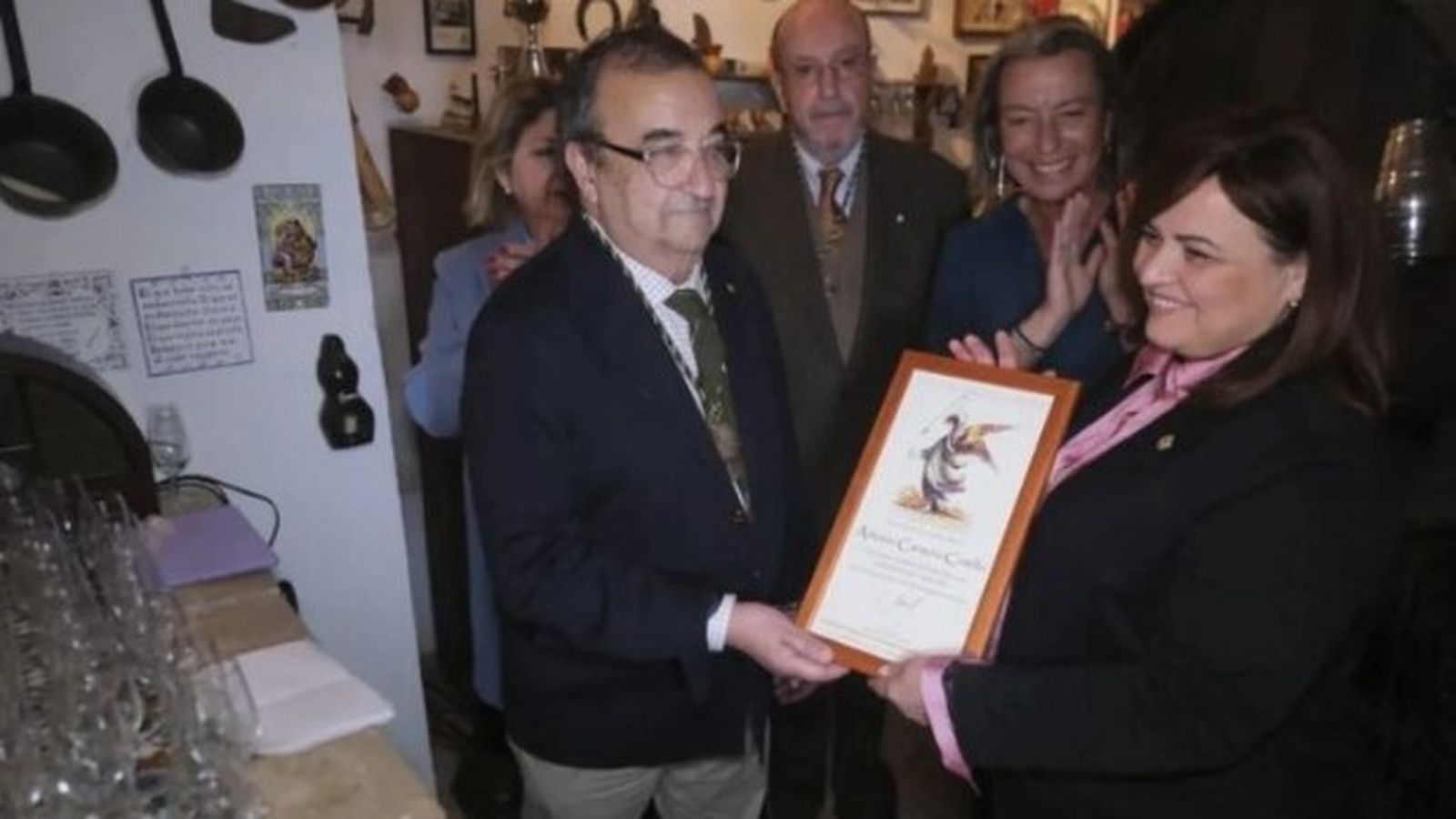 Manuel Alejandre, Presidente del Aula del Vino, hizo entrega a Antonia Carmona de la codiciada distinción
