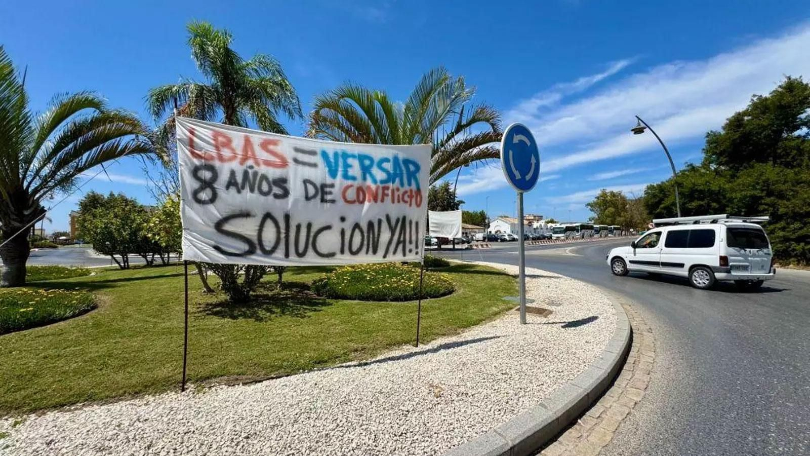 Pancarta en Rota pidiendo solución al conflicto laboral con la concesionaria Louis Berger en la Base de Rota.