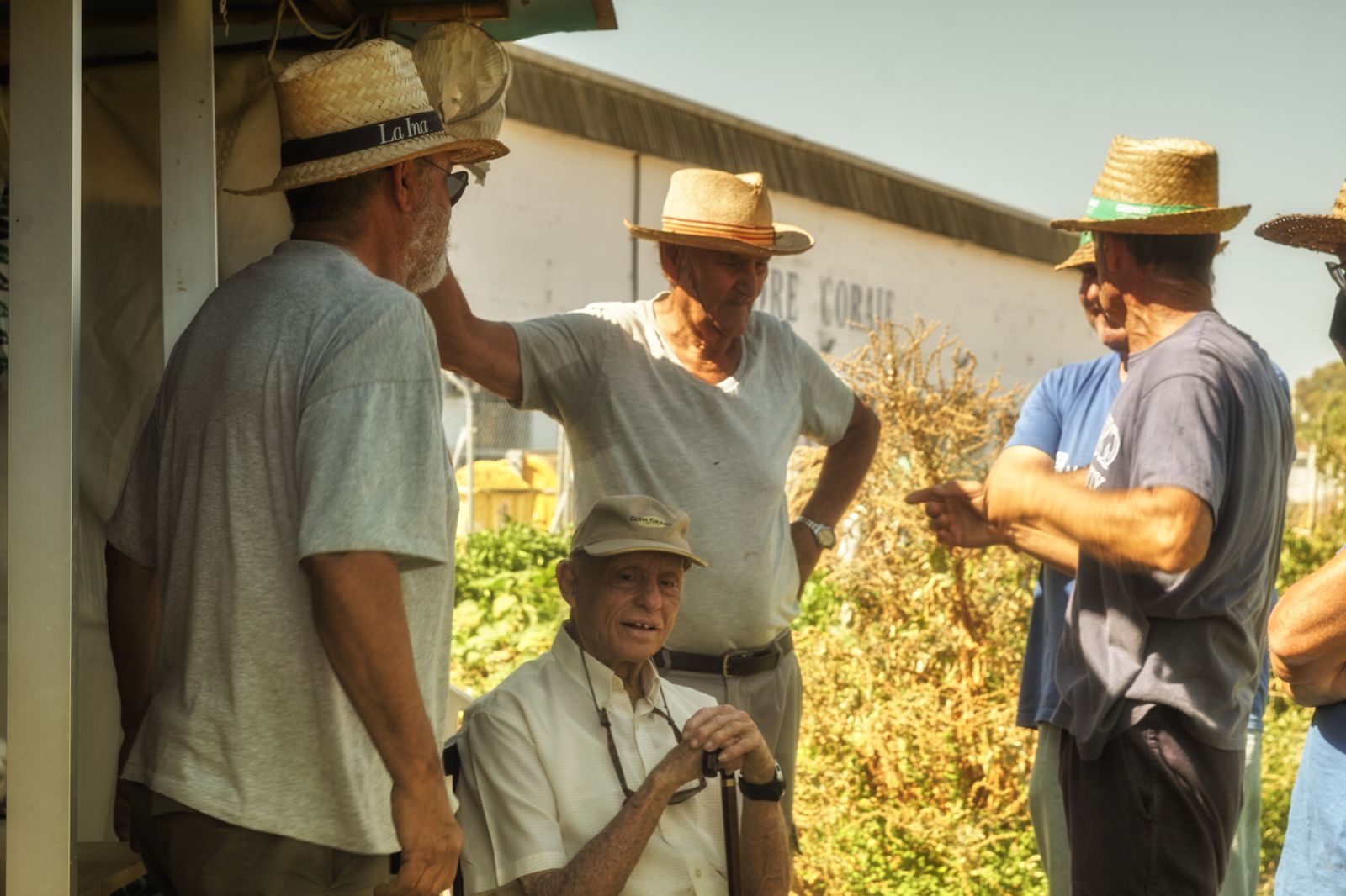 Colaboradores de los huertos solidarios de Madre Coraje, junto al fundador de la entidad, Antonio Gómez.
