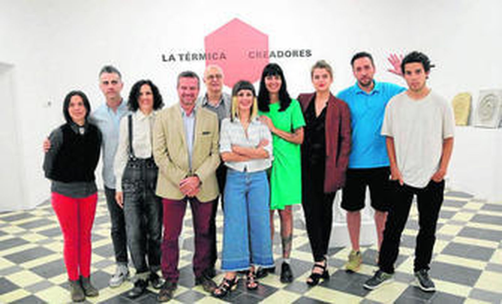 Los creadores residentes, junto a Salomón Castiel y Francisco Ramallo, ayer, en La Térmica.