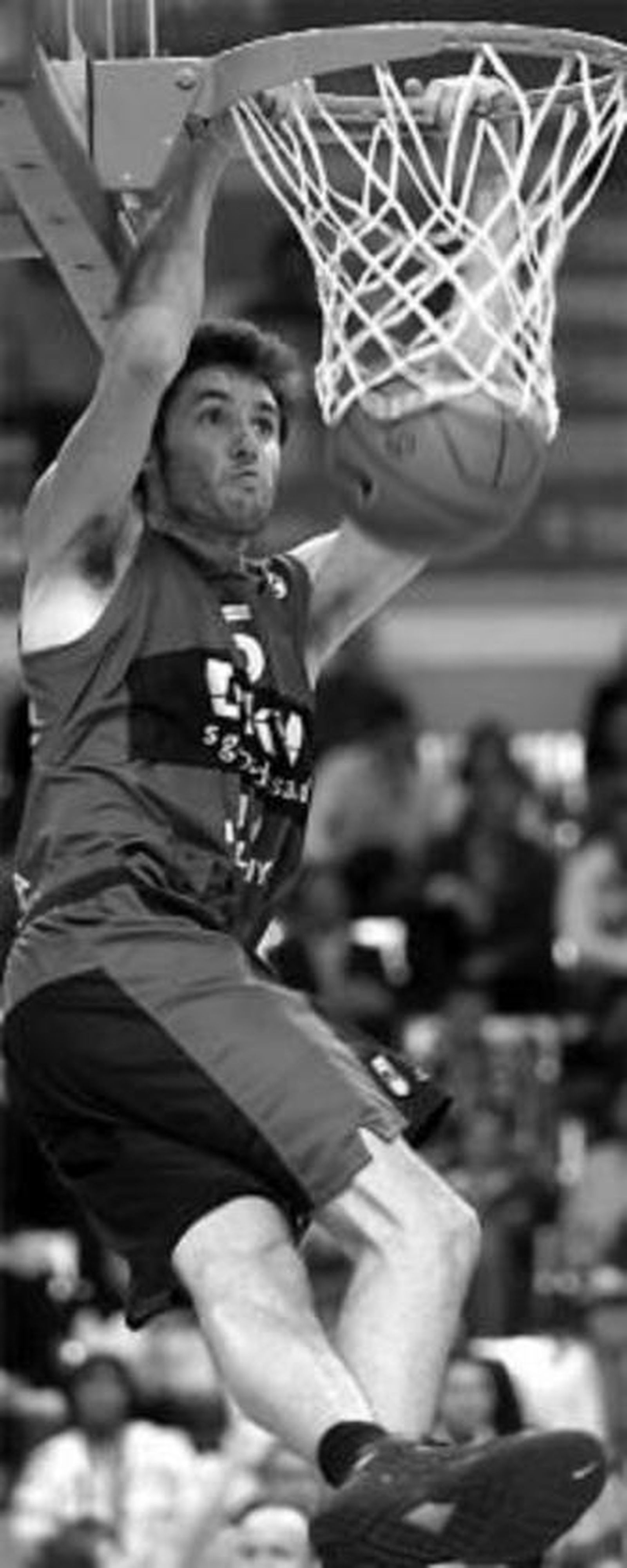 Rudy machaca el aro turco.