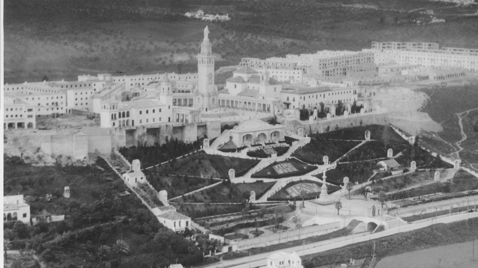 Imagen del complejo del Sagrado Corazón y el parque poco después de su inauguración, a finales de los años 40.