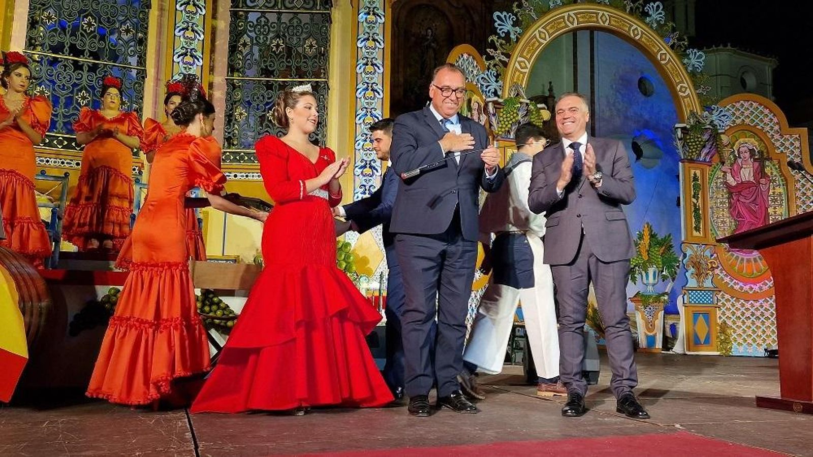 El consejero de Cultura recibe la Venencia de Plata como Capataz de Honor.