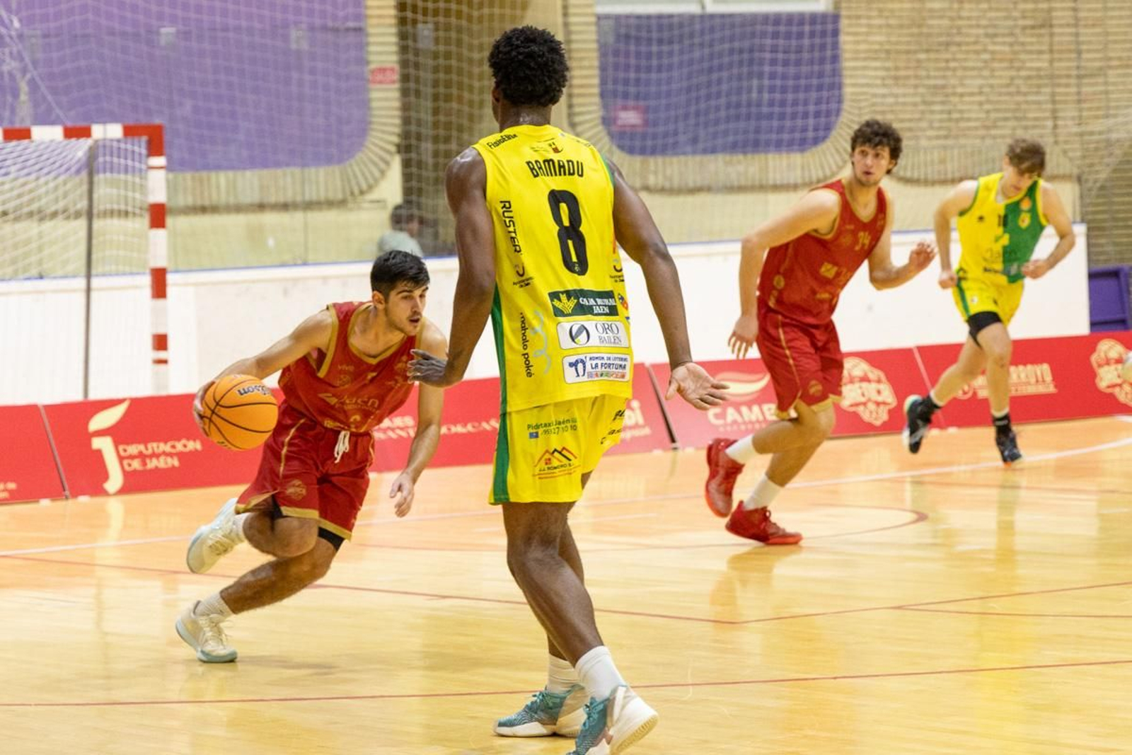 La Salobreja vibra con el derbi de la capital entre Jaén CB y Jaén FS, en imágenes