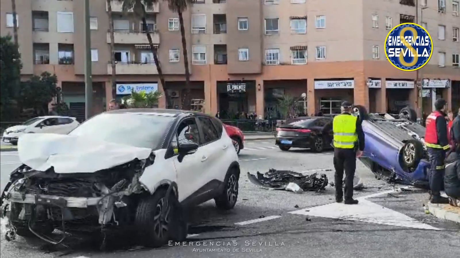Vuelca un coche en accidente en el cruce de la avenida Alcalde Manuel del Valle con la calle Hespérides
