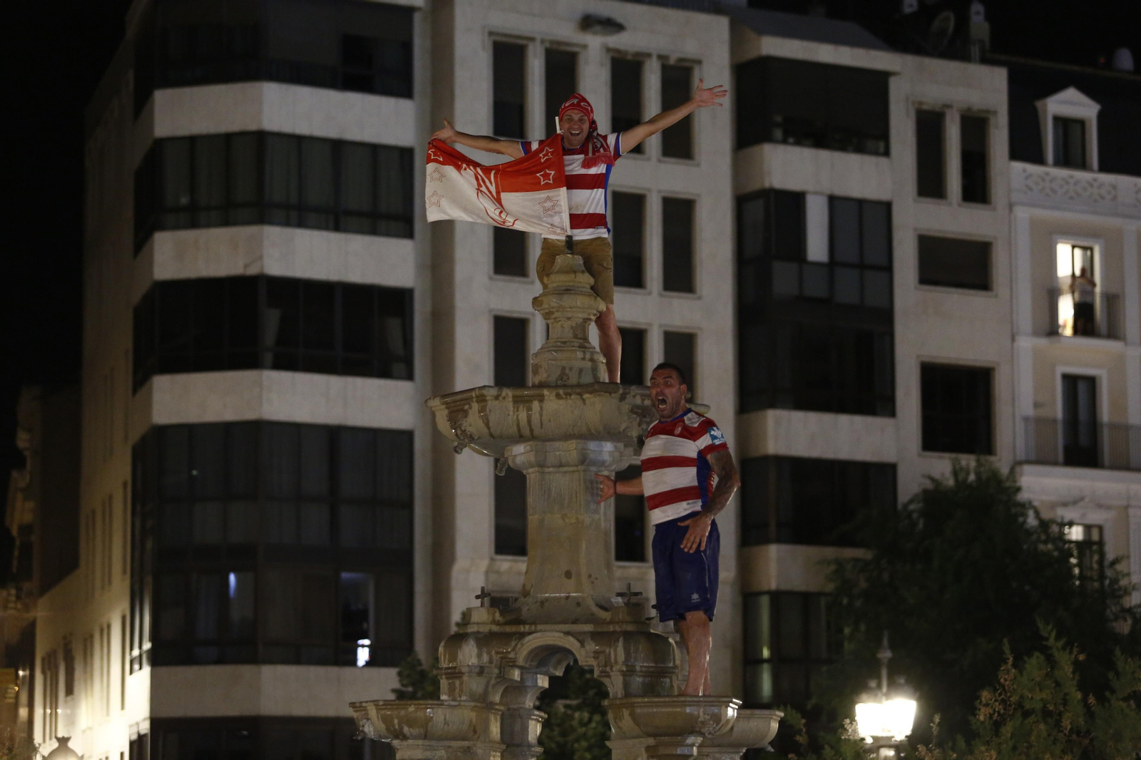 Las mejores imágenes de cómo Granada celebró el ascenso en la Fuente de las Batallas