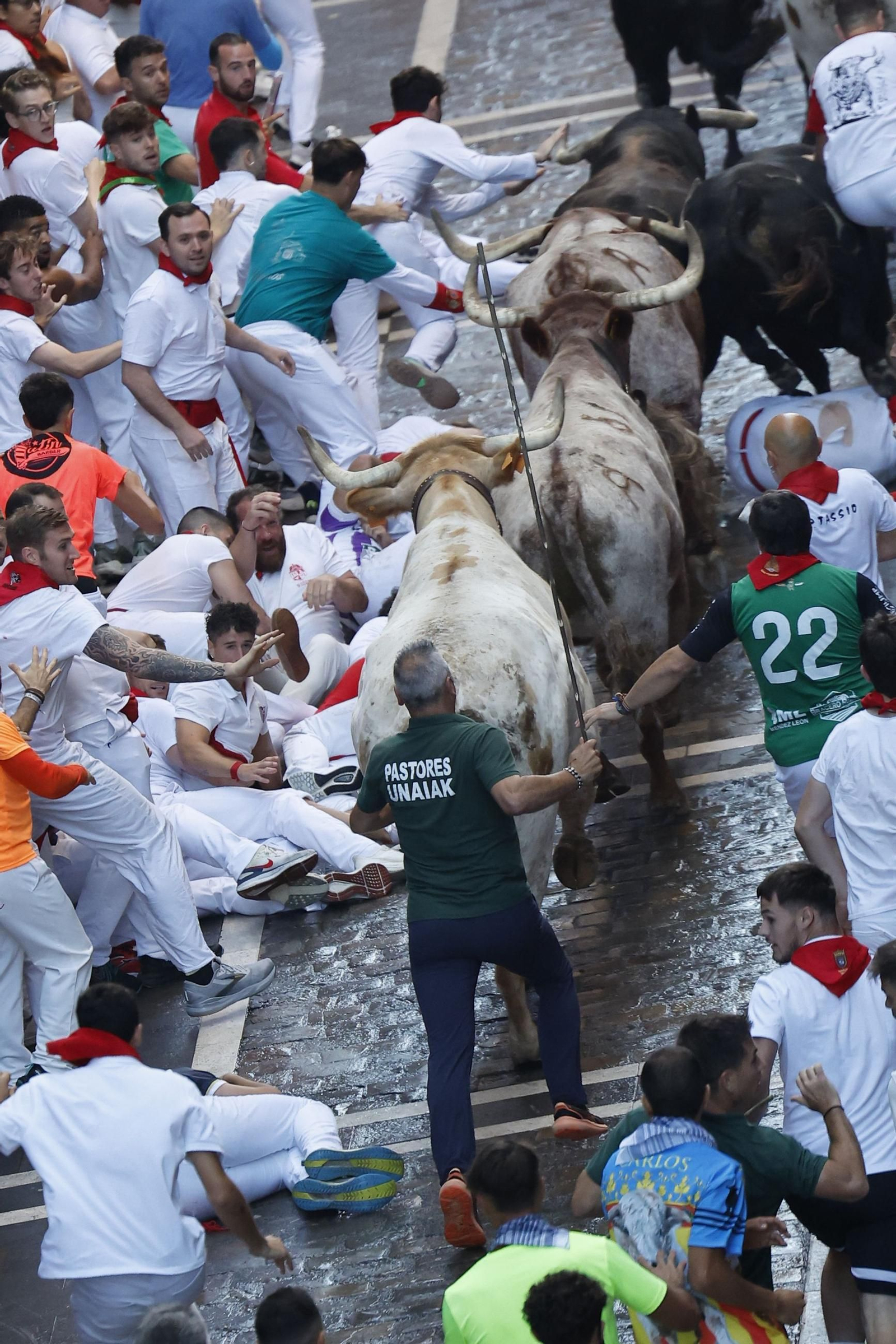 La bravura de Tarifa se hace notar en Pamplona: tres heridos en un encierro con toros de La Palmosilla