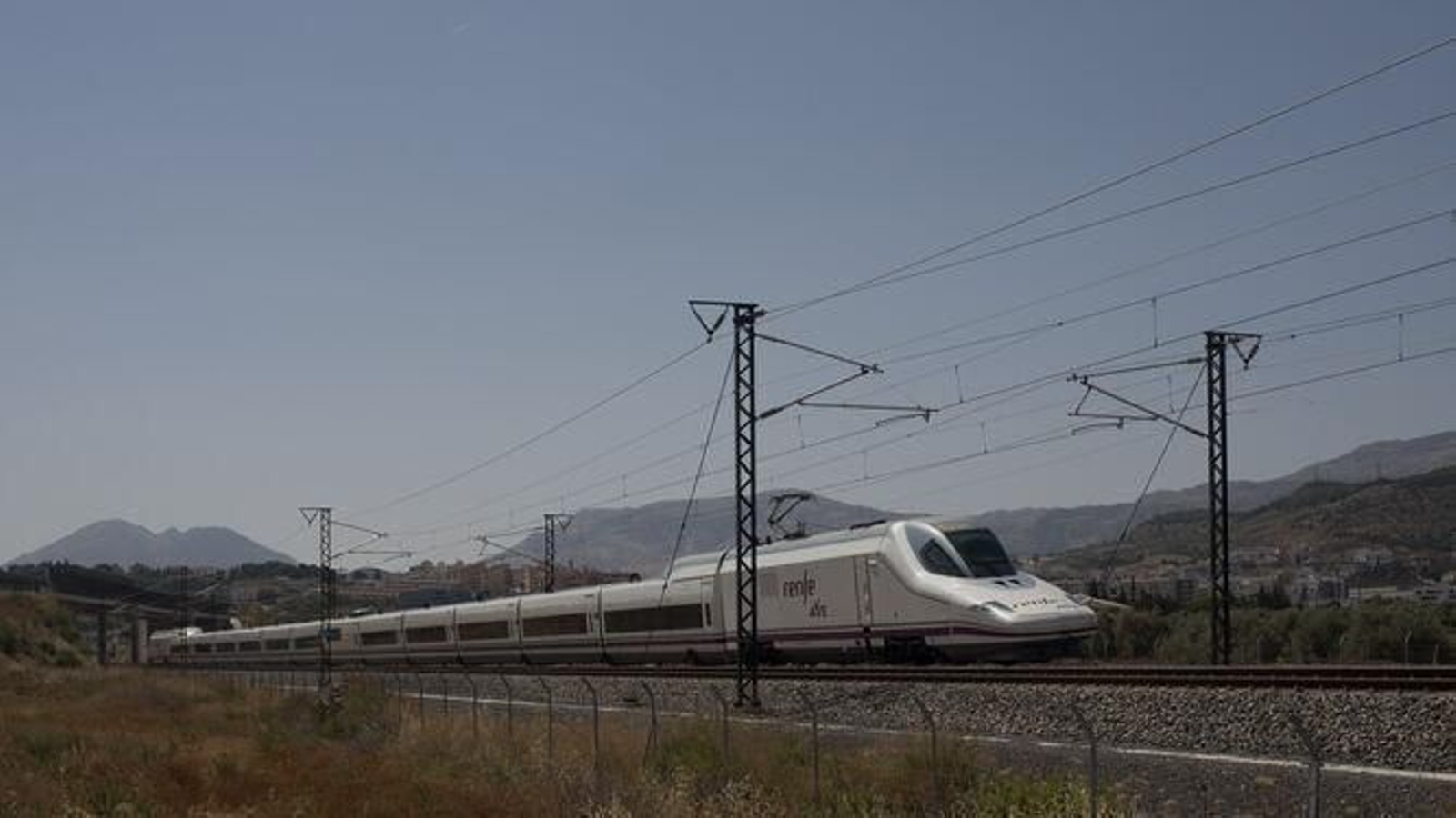 Tren AVE en la nueva línea entre Antequera y Granada