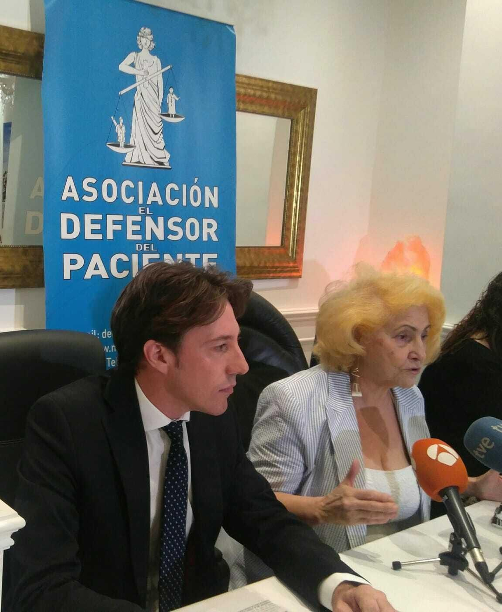 El letrado Álvaro Sardinero y la presidenta de El Defensor del Paciente, Carmen Flores, esta mañana en Madrid.