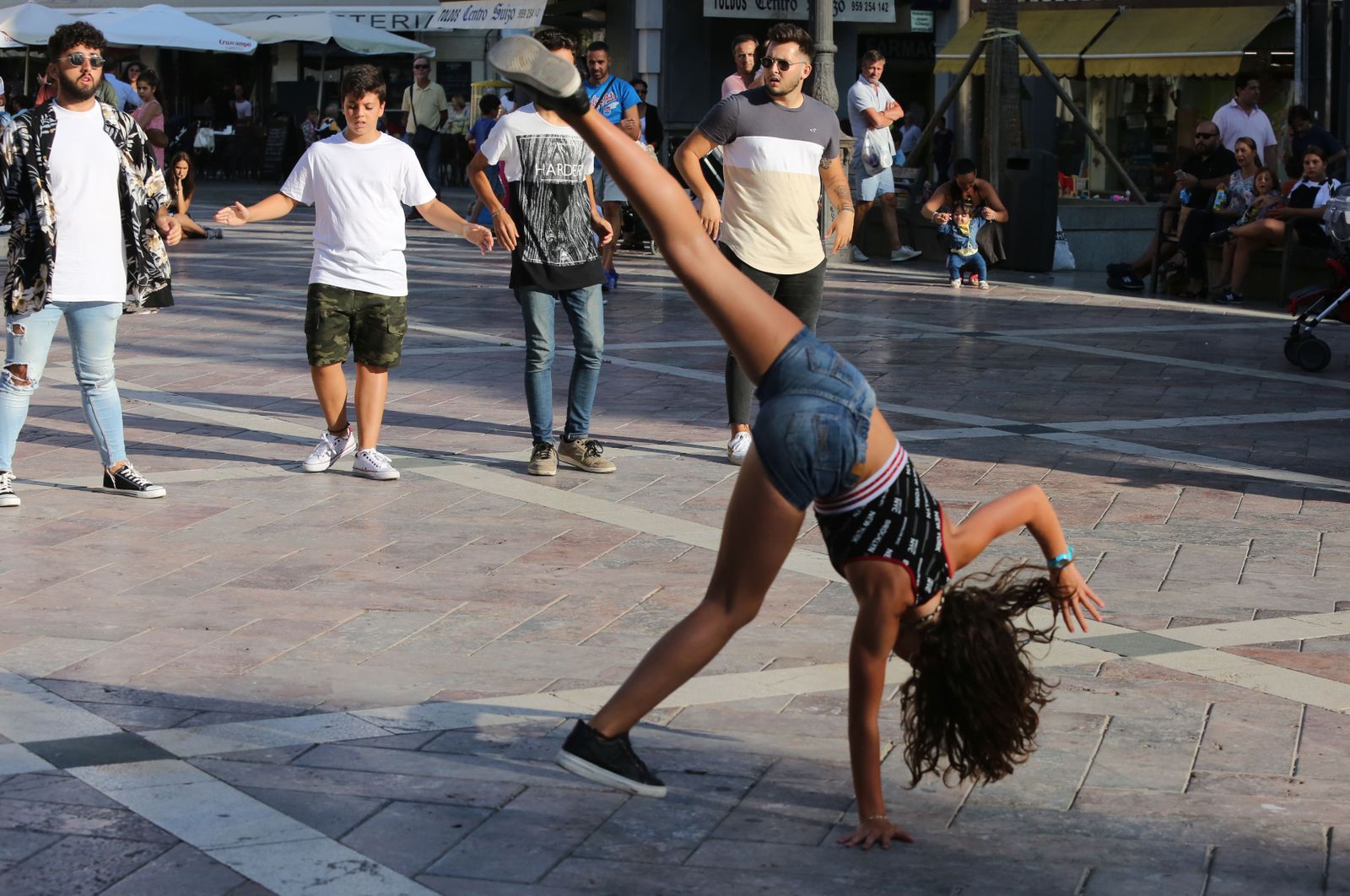 Miembros de la Asociación juvenil Carabela y Francisco Navarro Lara, promotor del concierto 'Hollywood Sinfónico', realizan un 'flashmob' urbano.