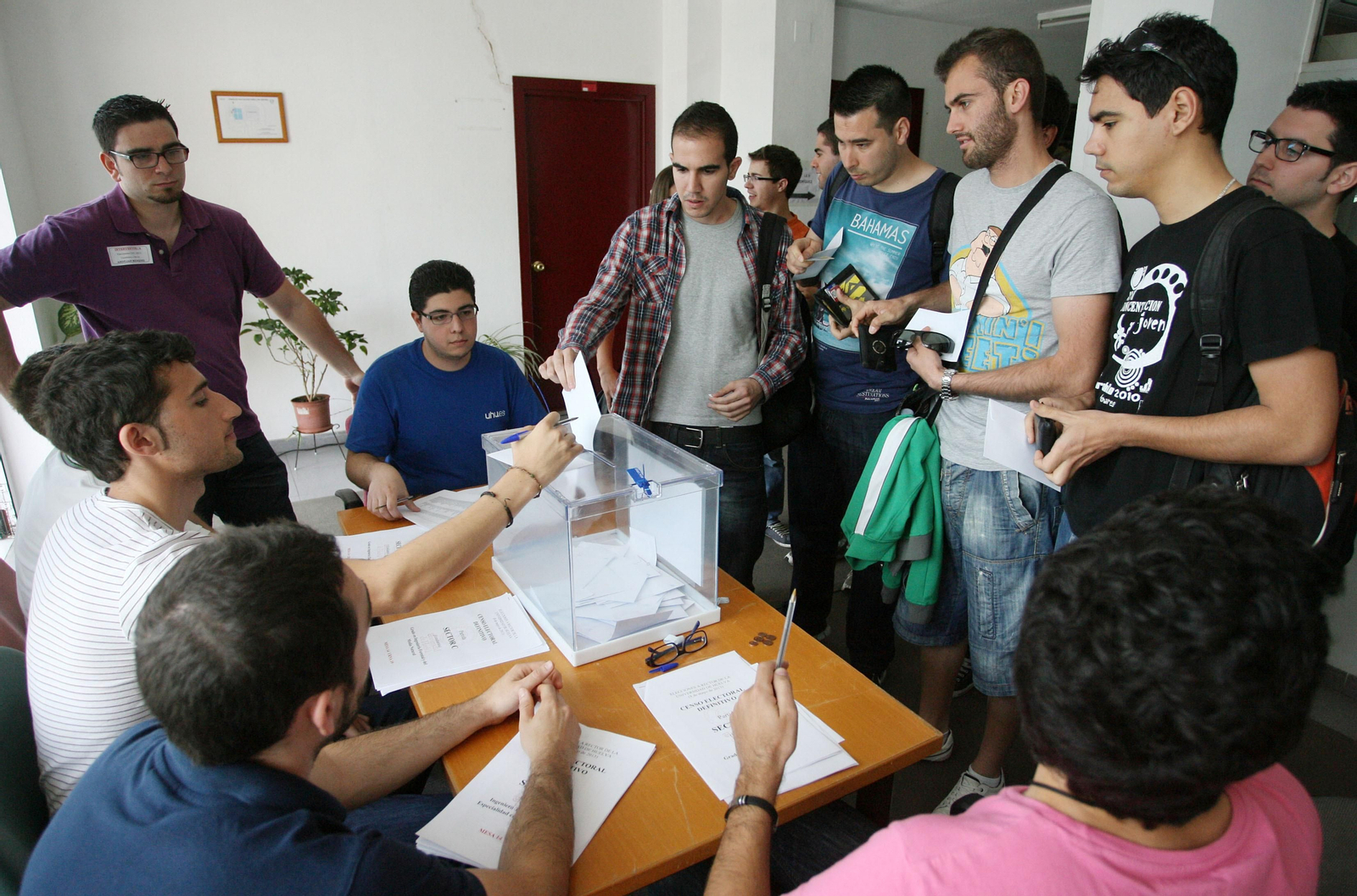 Alumnos de La Rábida votan en las elecciones a rector en 2013.