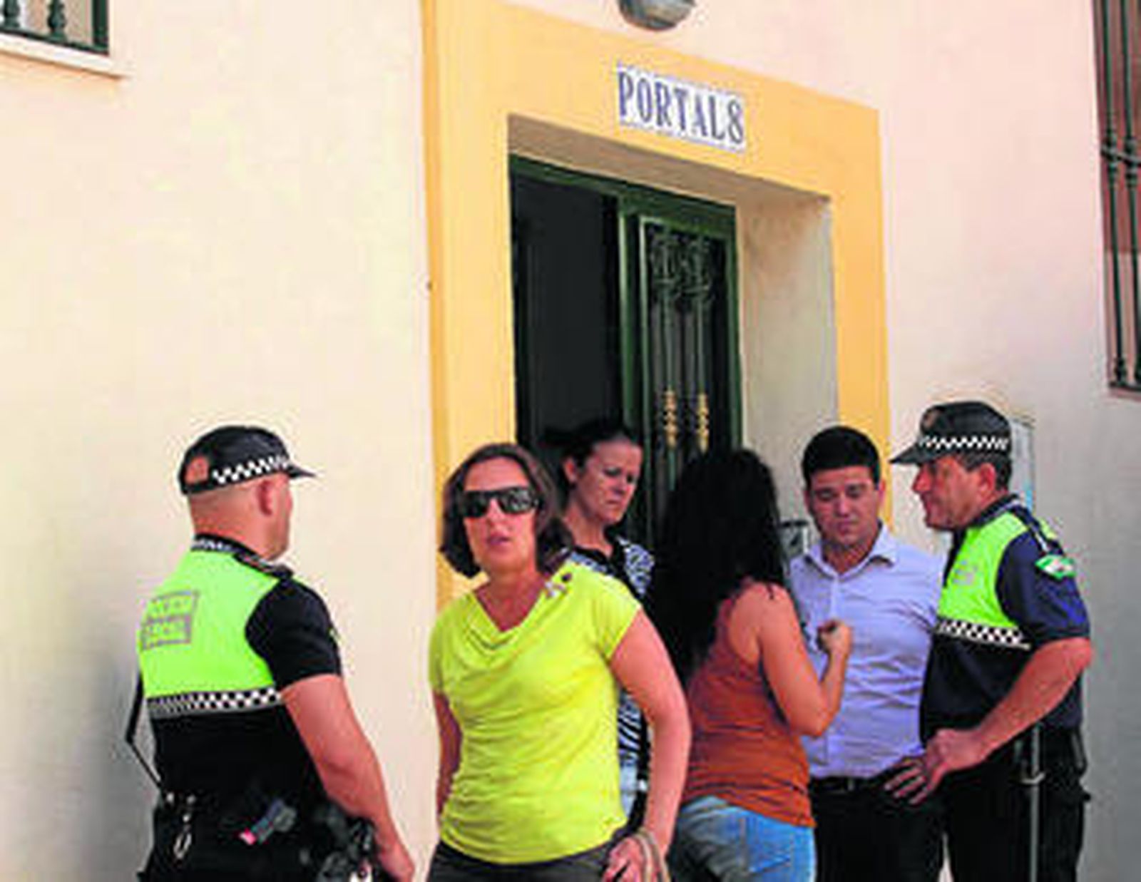 Concejales y vecinos de Coín a las puertas de la casa.