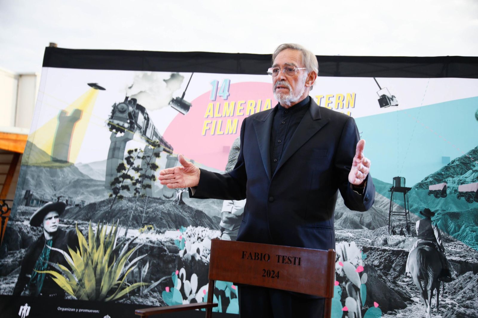 Descubrimiento de la silla del actor Fabio Testi en el Paseo de la Fama de Tabernas, en imágenes