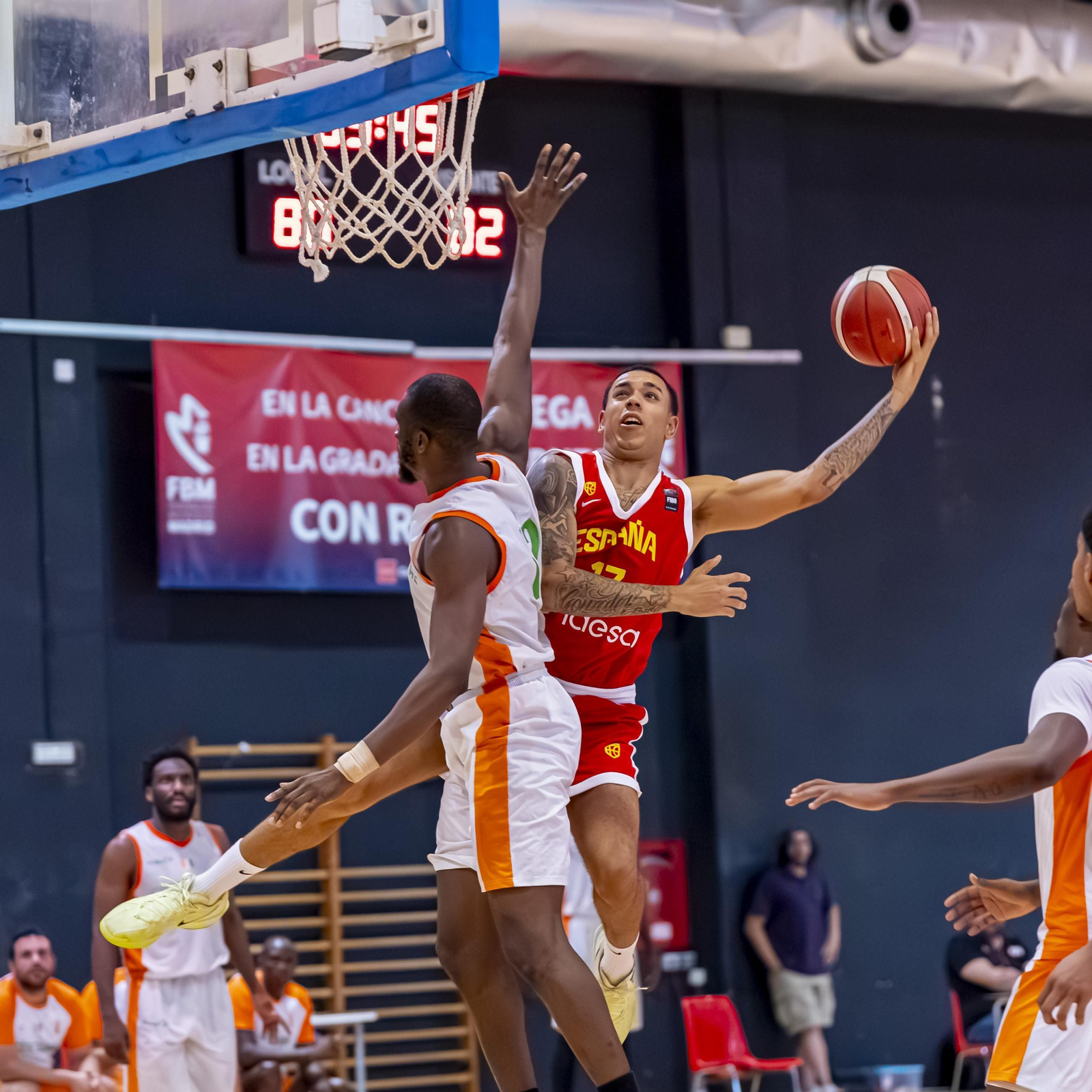 España B, con Álvaro Folgueiras, derrota a Costa de Marfil antes de venir a Málaga