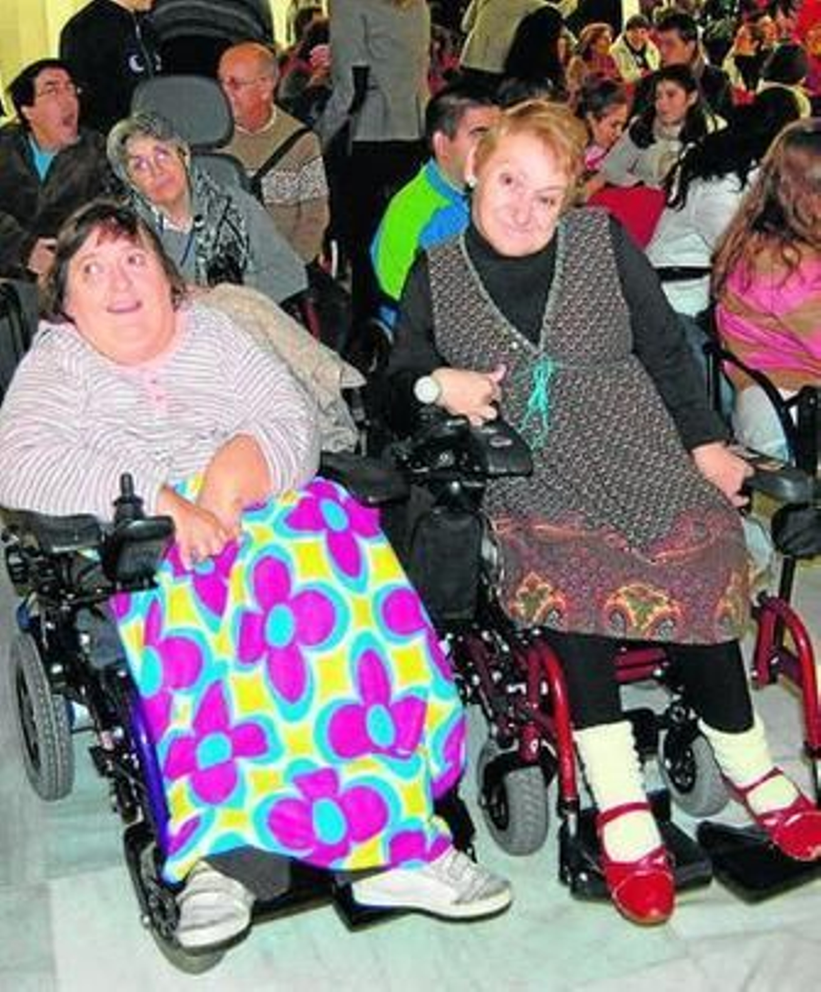 1. Representantes de asociaciones que trabajan en la promoción de personas con discapacidad junto a la delegada de Igualdad y Bienestar Social, Silvia Cañero (en el centro) 2. Asistentes a la actividad denominada Pecha Kucha 'Ideas que mejoran vidas contadas en primera persona'. 3. Raúl Rodríguez en un momento de su intervención.