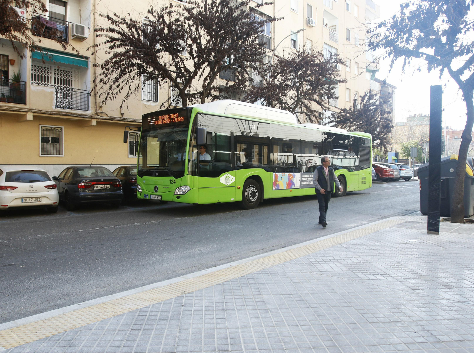 El 7 pasa frente a una de las nuevas paradas en Antonio Maura.