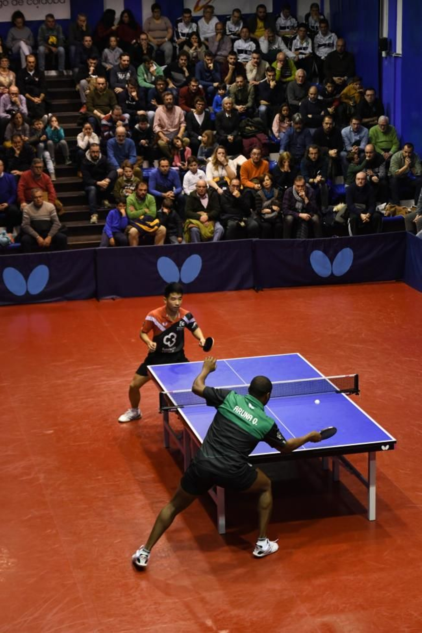 Han se mide a Quadri en uno de los partidos entre el Sporting Clube y el Cajasur Priego.