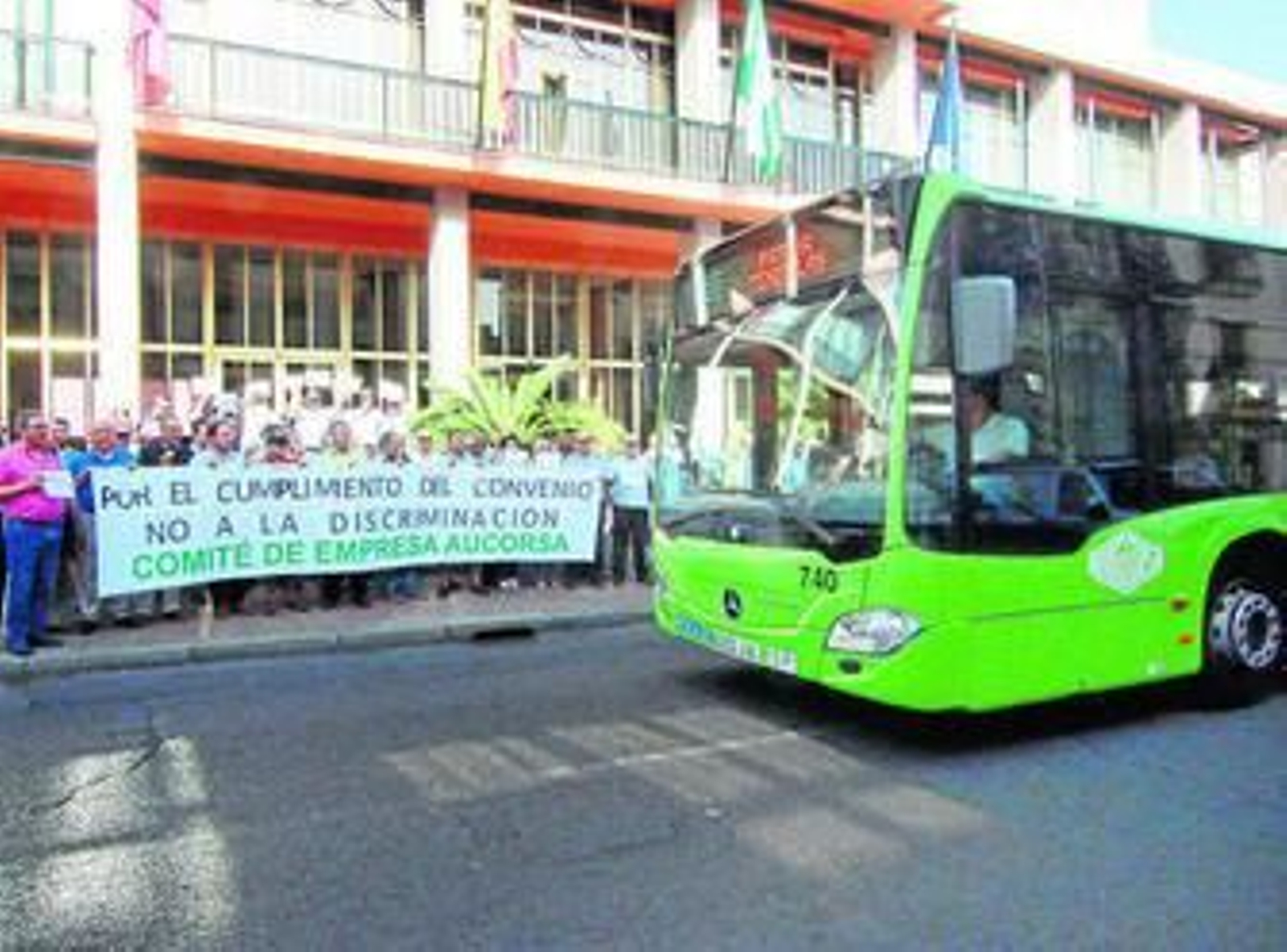Los trabajadores protestan en el Ayuntamiento al paso de un autobús de Aucorsa.