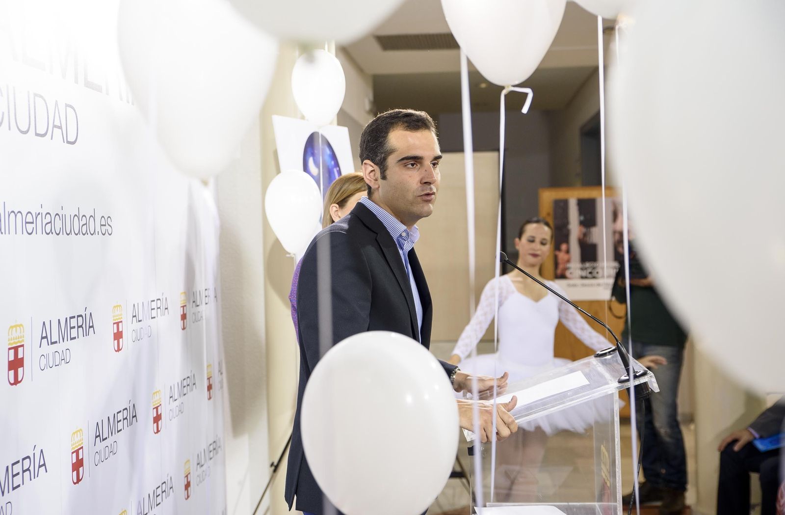 El alcalde, junto a Lafita, presentó ayer el programa de actividades rodeado de globos y una bailarina.