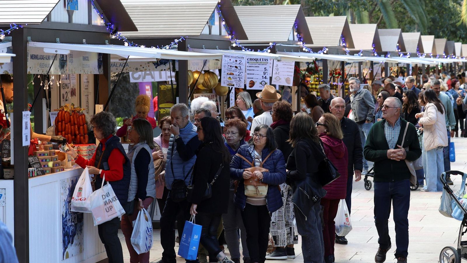 Multitud de personas acuden cada año a los puestos de la Gran Feria Sabor a Málaga.