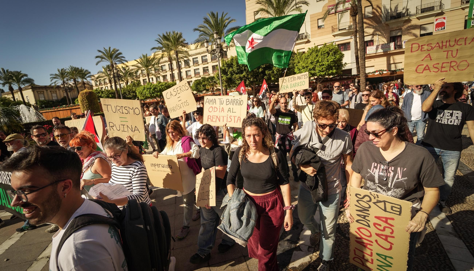 Imágenes de la numerosa participación en la manifestación 'Jerez por la Vivienda'