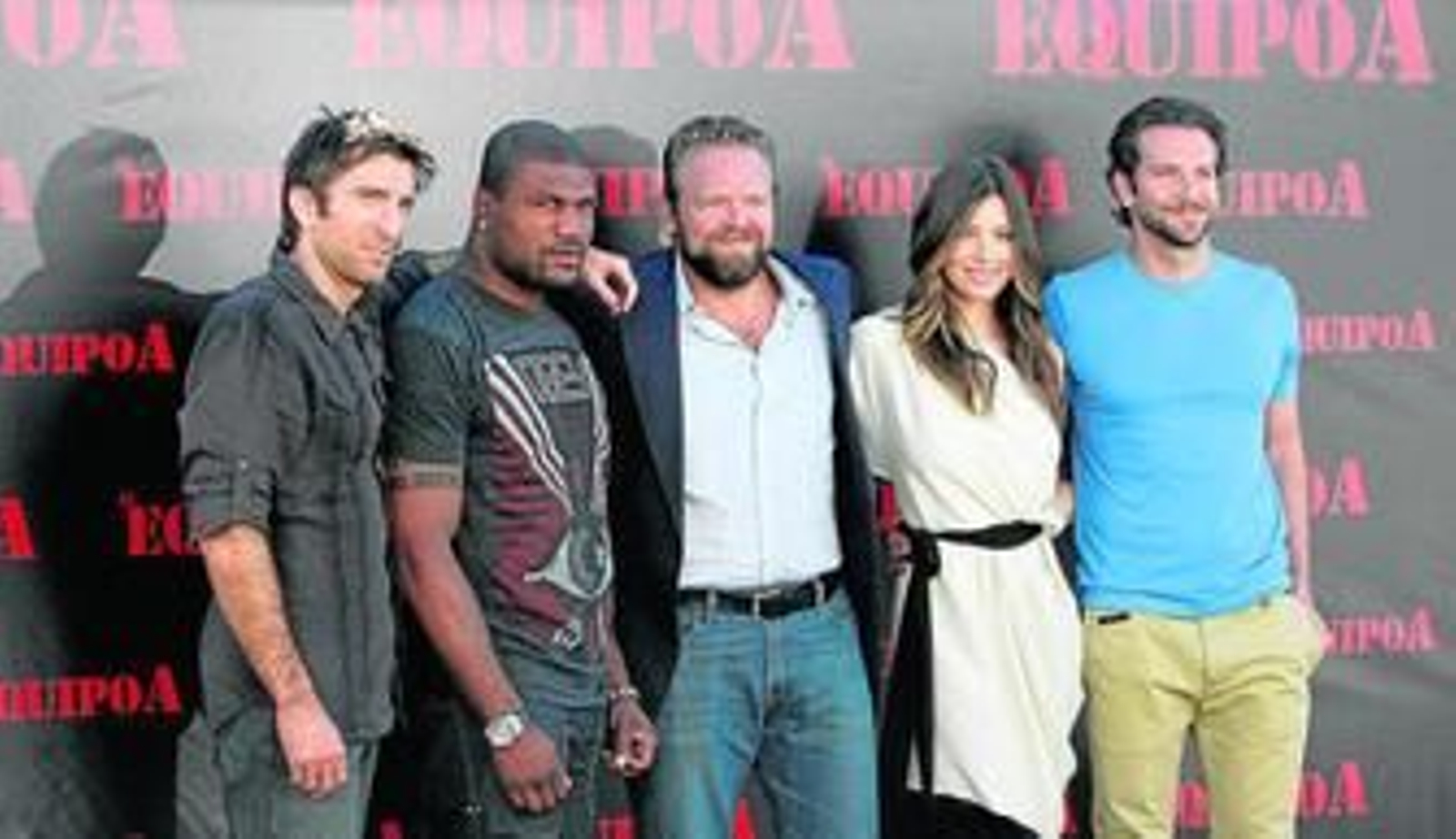 Joe Carnahan posa con los actores Sharlto Copley, Quinton Jackson, Jessica Biel y Bradley Cooper.