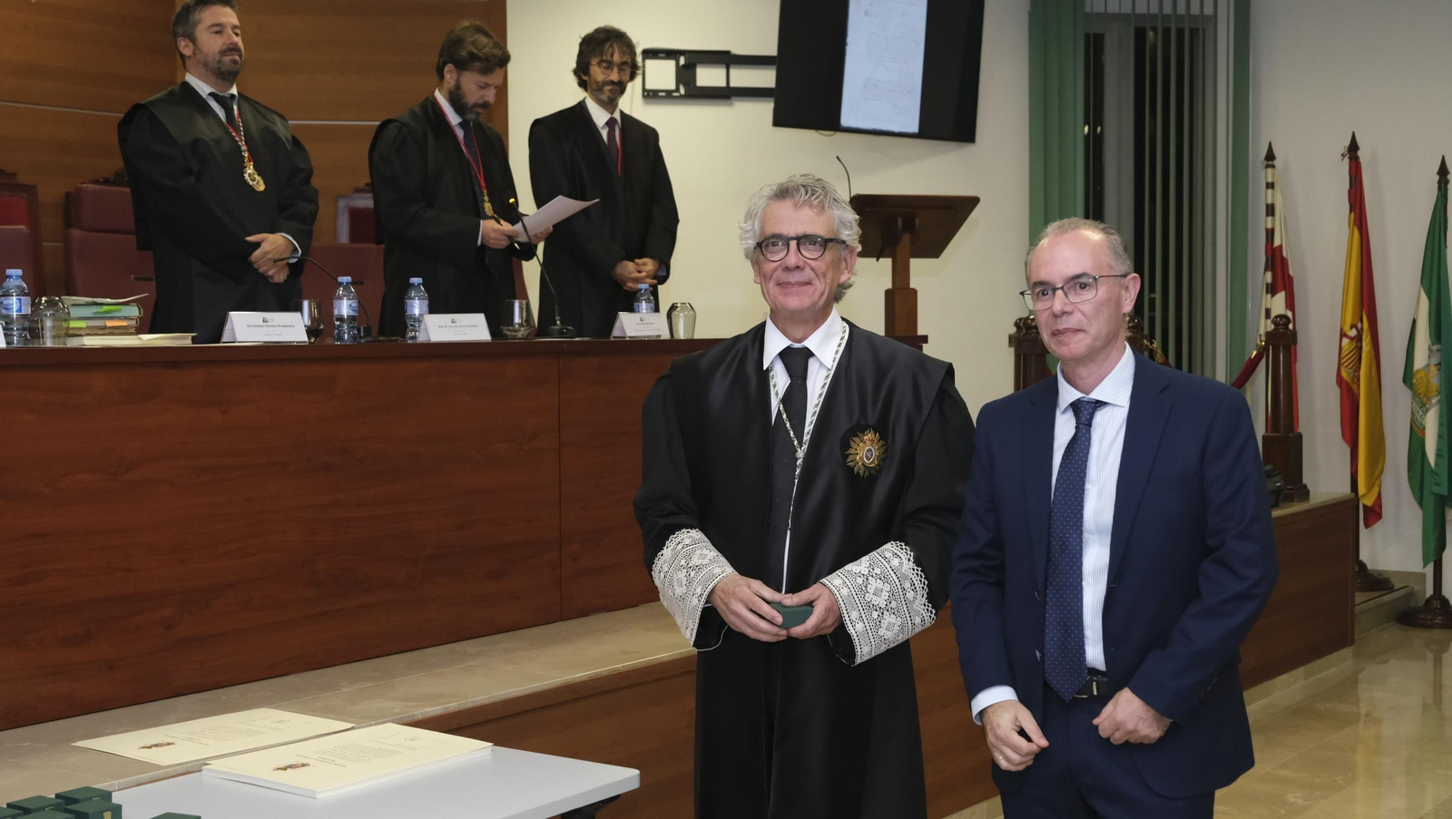 Entrega de insignias de 25 años de colegiado en el Colegio de Abogados de Almería, en imágenes