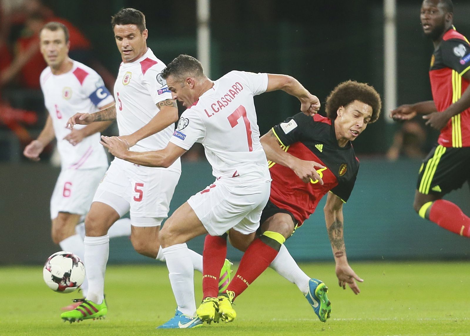 El gibraltareño Lee Casciaro pelea el balón con el belga Axel Witsel.
