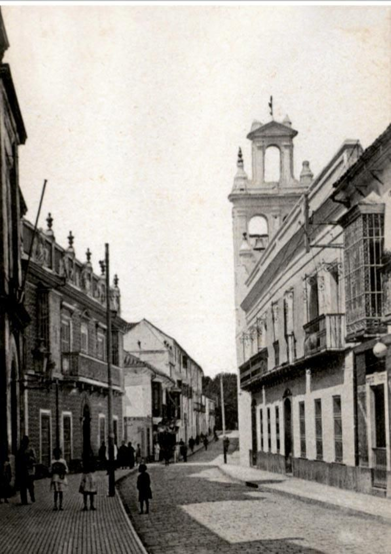 La calle Alfonso XI y, a la derecha de la imagen, la espadaña del Convento de Nuestra Señora de la Merced. (Fotografía tomada hacia 1930).