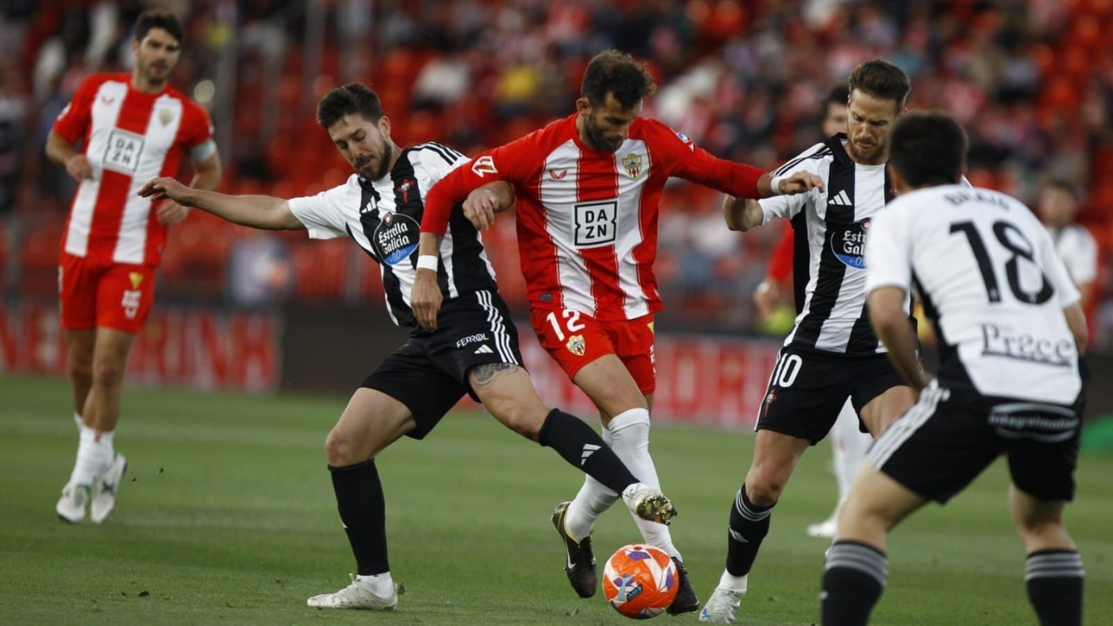 Leo Baptistao trata de internarse en el área rival en el duelo aplazado contra el Racing de Ferrol.