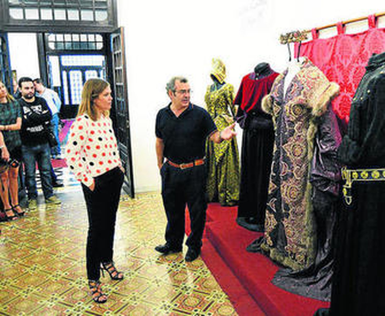 La concejala Ana Martínez Labella con Manuel Sánchez en la exposición.