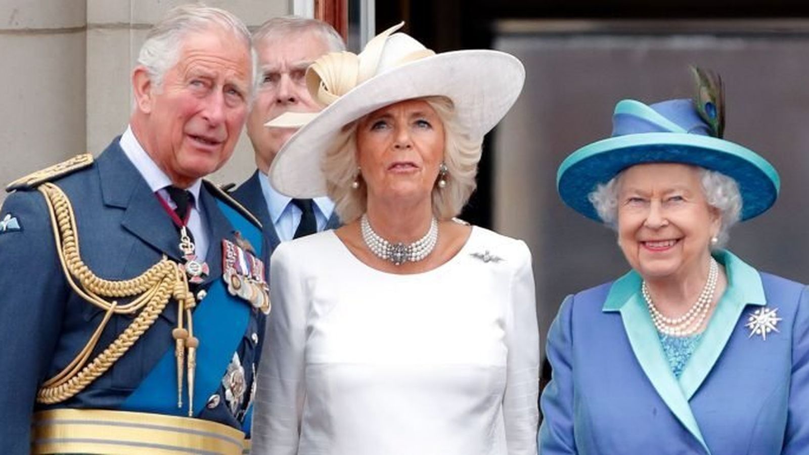El príncipe Carlos, su esposa Camilla y la reina Isabel II de Inglaterra, en un evento público.