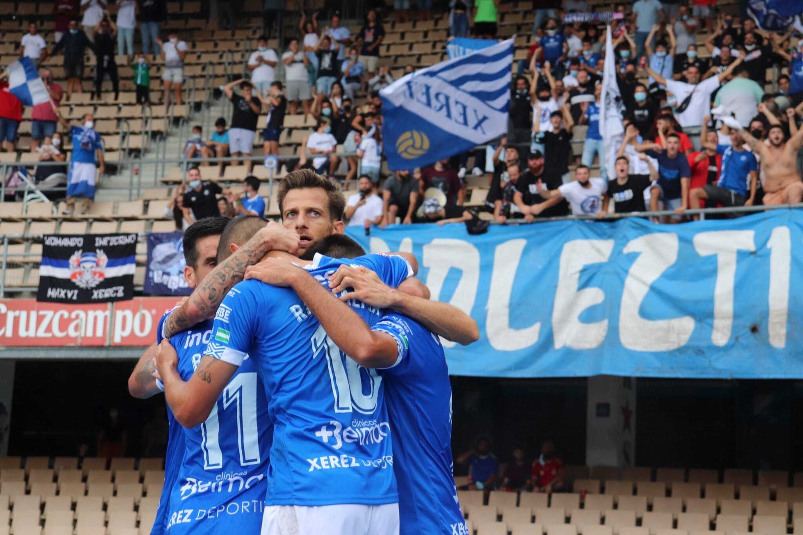 Los azulinos celebran el gol de Máyor, que abría el marcador.