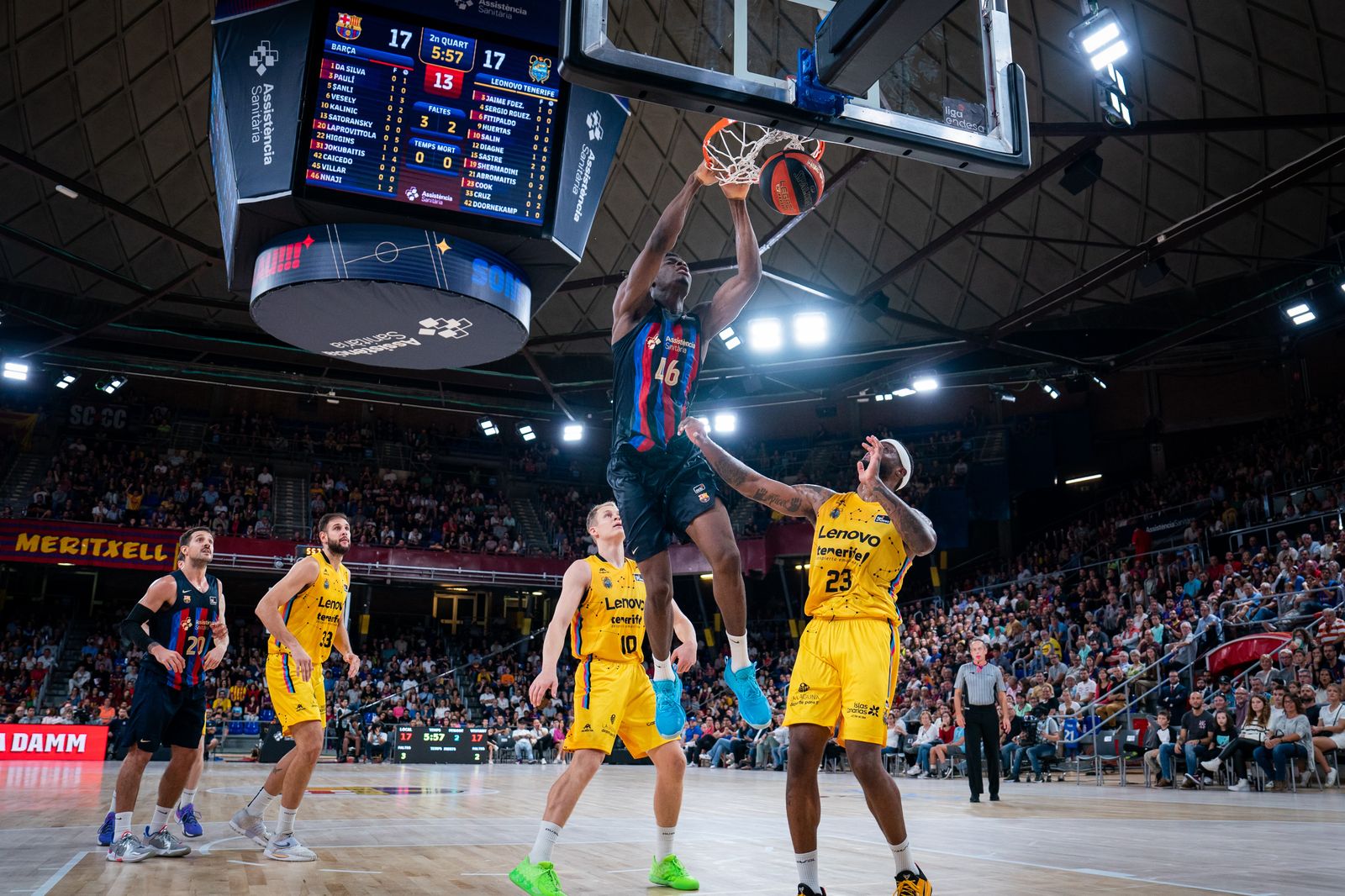 James Nnaji realiza un mate.