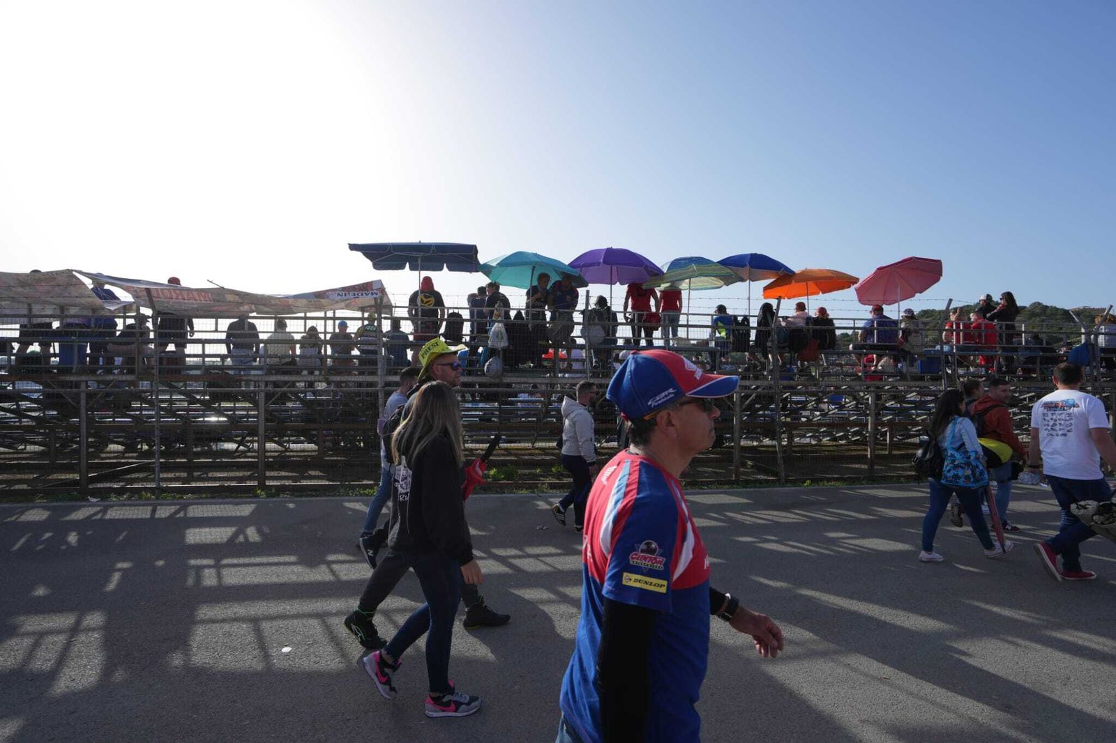 Neveras, cerveza muy fría y sombrillas para combatir al calor en el Gran Premio de España en Jerez