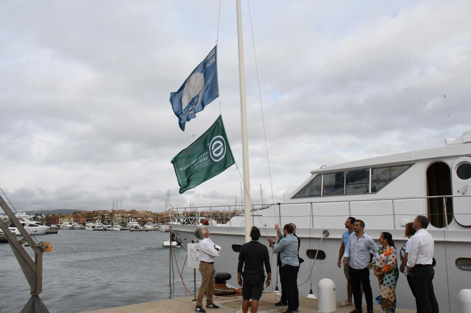 Izada de bandera el pasado mes de septiembre en Sotogrande