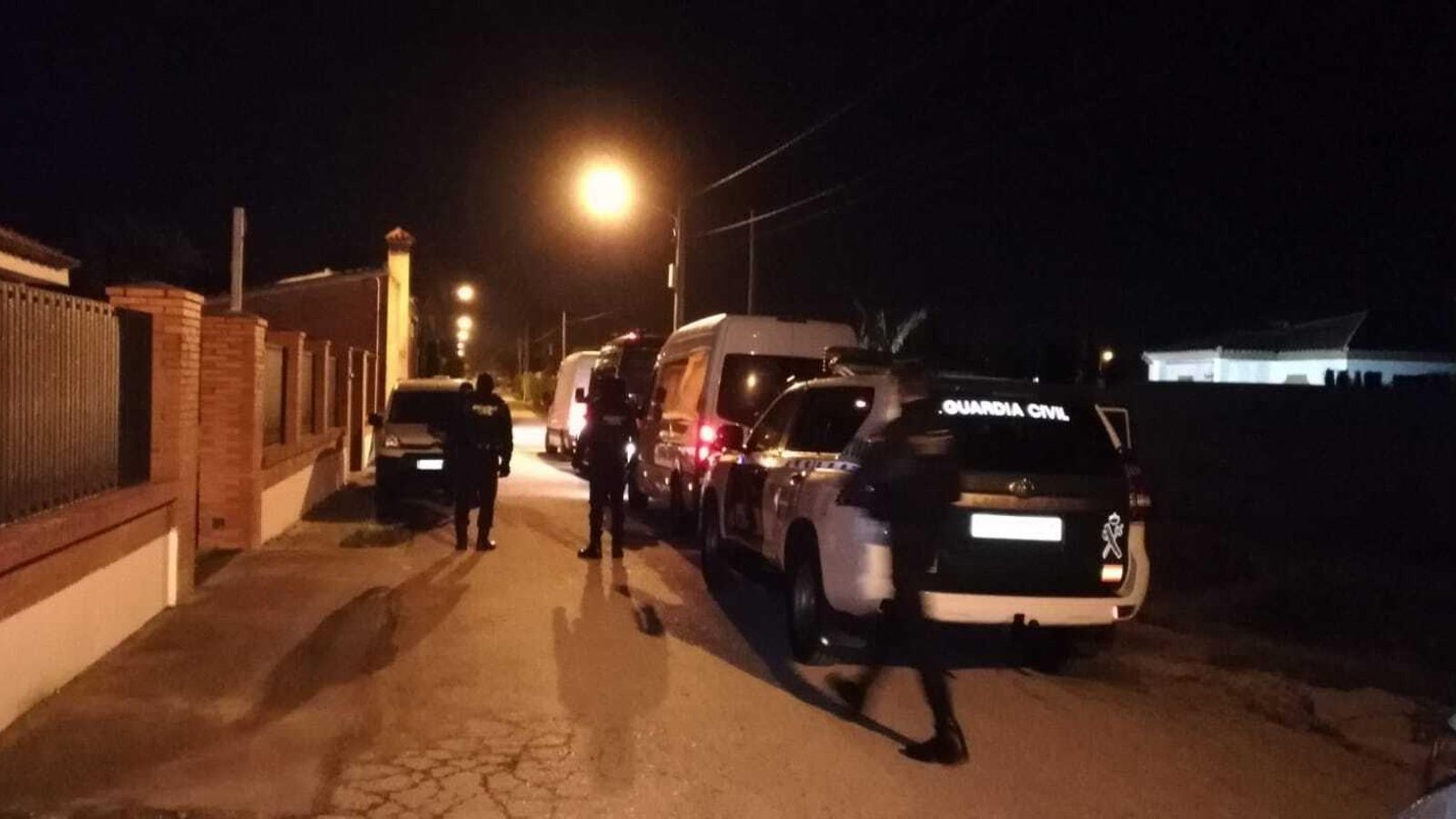 Vehículos de la Guardia Civil ante el  negocio registrado.